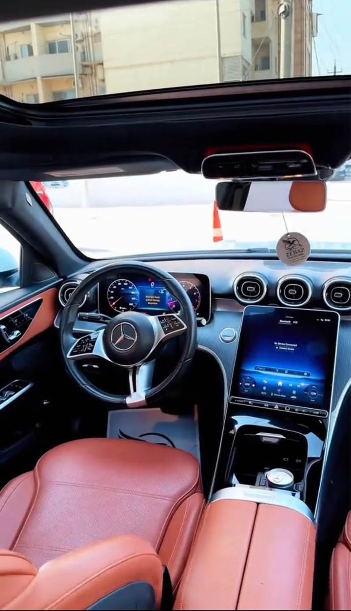 ميرسيدس بينز C300 2025 وارد امريكي
فول فول مواصفات لون ابيض داخل مشمشي 
 كت كامل AMG C63
ماشيه 31,000km
الضر 3 قطع خلفية صبغ وايرباكات سستم شركة وبيها مكانين على شبر شبر صبغ 
السيارة جديدة بدون اي نقص 
مرقمة جديد هزة وفحص وسنويه كله جديد جاهزة من كل النواحي 
السعر 320$ ورقه وبيها مجال بسيط 
الشراي يتصل واتساب 
***********
عنوان السيارة اربيل 
للبيع فقط أربيل, العراق
