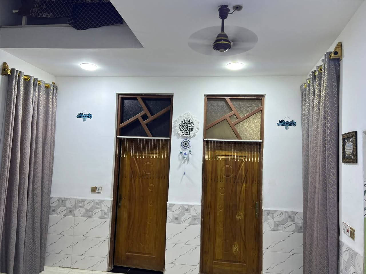 بيت في حي الحكيم شارع أسواق على لأمير مقابيل المستوصف يبعد عن الصب ثالث بيت مي ومجاري كامل
مسجل بالبلديه البناء حديث مساحة البيت ١٩٠ السعر ٥٥ وبي مجال لاستفسار *********** 
بيت في حي الحكيم شارع أسواق على لأمير مقابيل المستوصف يبعد عن الصب ثالث بيت مي ومجاري كامل

