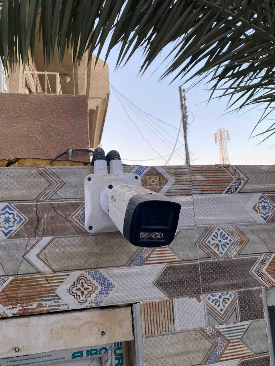 تم بفضل الله إكمال تنصيب منظومة كاميرات مراقبة متطورة (5 كاميرات IP) في منطقة بغداد - أبو غريب (الزيتون)
💡 وداعاً لهوسة الكابلات والمنظر غير المرتب!
حرصنا على تقديم أعلى معايير الترتيب والنظافة في العمل:
• تجميع مركزي فوق السطح تم ربط جميع كابلات الكاميرات داخل بورد حماية مخصص ومقاوم للعوامل الجوية على السطح.
• مسار واحد ونظيف: نزول كابل واحد فقط من السطح باتجاه جهاز التسجيل (NVR)لضمان مظهر خارجي وداخلي أملس ومرتب للبيت.
تقنية IP الحديثة توفر لك:
• دقة تصوير عالية وواضحة جداً.
• إمكانية المتابعة والبث المباشر عبر الهاتف من أي مكان.
• حماية وكفاءة عالية ضد الحرارة والظروف الجوية.
📍 الموقع: بغداد / أبو غريب - حي الزيتون
📞 للحجز والاستفسار: يرجى المراسلة عبر الصفحة أو الاتصال بنا مباشرة.
***********
***********
