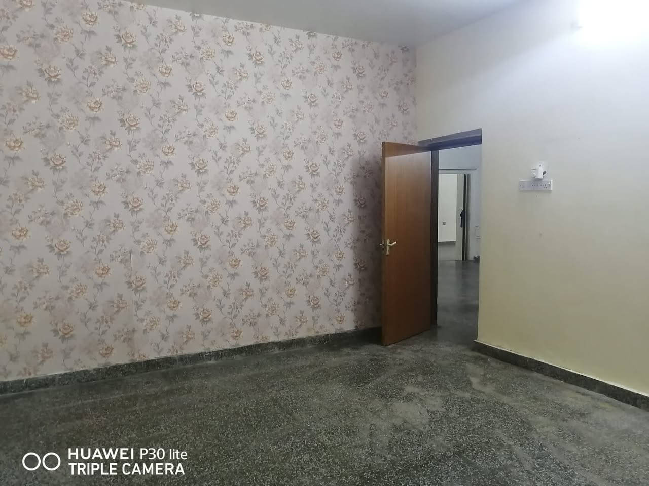 قراءة المنشور بدقة كل التفاصيل موجودة 

بيت للبيع  او للايجار  او (للمراوس مع قطعة 200 متر في الهورة حصرا) 

بصف الركن في الزهراء ( البيت فارغ حاليا )

الكوت منطقة حي الزهراء شارع المدارس (شارع فرعي)قريب جدا على متوسطة النرجس تقريبا 20 متر عن السياج الجانبي للمدرسة 

الشارع يقع خلف بيت اهل دكتور مثيل (المدرسة الاهلية الجديدة )اول فرع والبيت ثاني بيت بجانب الركن من جهة اليمين وواضح الموقع في الرابط اسفل المنشور 

ا

المساحة 300 متر  الواجهة 15 والنزال 20 وكلها بناء تقريبا

البيت بناء التسعينات ونظيف جدا وصالح للسكن وطابقين وبناء مسلح كونكريت وكاشي  والمطبخ والحمامات سيراميك

تفاصيل البناء ( اقل غرفة قياس 5 *5 متر)

الطابق الاول استقبال استقبال وهول داخلي ومطبخ وغرفة عدد 2

الطابق الثاني هول داخلي وغرفتين

ملاحظة كل الغرف كبيرة جدا

علما انني صاحب المنزل

وغير متصل بالانترنت دائما

السعر 490 مليون وبيه مجال 

الايجار مليون بالشهر وبيه مجال

هاتف 

*********** عرض أقل

[[https://maps.app.goo.gl/fPdNcL6T9SmQXRrE9](https://l.facebook.com/l.php?u=https%3A%2F%2Fmaps.app.goo.gl%2FfPdNcL6T9SmQXRrE9%3Ffbclid%3DIwcGRvZgFleHRuA2FlbQIxMABicmlkETFZS3BDYjFsbnhXazlsTkM5c3J0YwZhcHBfaWQQMjIyMDM5MTc4ODIwMDg5MgABHmJCQkhp-UNpDhMs04EjmqTgYGgOaN6m8D3pamyY0DD3o9a-uOa1EimIOEqD_aem_G7shWJk51H4HVAiYAOFa2g&h=AUAm4zCiyGrAvAkHH0e0iAR4YTejlwS4sKhORuBapnFsnWCUITjJIAf-lQ5IUUjgulZ-4Kyunolr0mS--yfLq3oQA5JgxG7vc9ExjGIbhsPIg-U1zXeWrWAS816HMH_qJS5sISs3aFcSfK4M&__tn__=-UK-R&c[0]=AUDHwnbw1YZoyVQa0m0I1l2kxK0_V5GiOAa45q-HFKLf6FGaqlJFrsOYhH9dE_wrEhUA2k_ge2DIwdbaHZmojOxkVLjFLcW4pfztC8BkTyt-kpG-kKAKepjbTit-RJrSlCuZ6cbUeXDosEkTNXqglXkydcieawXtHl6PhACKFGltQa4jXw)]([https://l.facebook.com/l.php?u=https%3A%2F%2Fmaps.app.goo.gl%2FfPdNcL6T9SmQXRrE9%3Ffbclid%3DIwZXh0bgNhZW0CMTAAYnJpZBEwcDd4c0JqUUFNc2dHOXhQWHNydGMGYXBwX2lkEDIyMjAzOTE3ODgyMDA4OTIAAR5DgFQd3C6oFgMwSawjmEwVV2XpRx8Ni8QXOSs0bl_zV92WgPcc8wkt7pGg0g_aem_dnt64bVTSfrtzAx9fm0cbQ&h=AUCJu7yMv7TmhGZ4e_5_bJqveInd_zs7LJtQof8JsoozjaIWgtrN6KCpsaXn1R5LT6uNiZT_ggLdjvflVv0nPj8WCH0g_8O49qpsU4itAgXx95ULa6XoDGsWgUmw7bFqXDxEXlbFmBbXN2XX&__tn__=-UK-R&c[0]=AUBQtqdn05msr_qv3XTIDxyh_GzakNwYz9N7hChA7VaIKMsQHdYZXU_HlBTyjC7L7DBjzi2mfmdYSPF0_G95HtWh-xOQRoP3JVXyy6Hw0E8vYaLWb6i7i5VZ8Qe-PA5Vsw](https://l.facebook.com/l.php?u=https%3A%2F%2Fmaps.app.goo.gl%2FfPdNcL6T9SmQXRrE9%3Ffbclid%3DIwcGRvZgFleHRuA2FlbQIxMABicmlkETFZS3BDYjFsbnhXazlsTkM5c3J0YwZhcHBfaWQQMjIyMDM5MTc4ODIwMDg5MgABHm3HPGERM5TY7c6_6lX2b62fqXYX0XghRonFI2PKp0uXXilPLlQc2UuZbnZE_aem_s9gbQ9NY9PoA0trujLoR2A&h=AUCVIwXkF1W0gglwVR3EEQr8DvvXLjN_wMJRj0yiCZ9fGq9cK5iPTt-t1Z-yAX_ec08uH4qEn_YjlN8AeYxaQ1pMD38w0kMicam8YJ5bCeAQRHGgCm9Xln0L1mxylNhufWDqENhSUQpMOco_rQuObpfdkynNXkhGba0QsUWNMbgpm9LfCkjcZqtLtaSj423zoq0B5GzTKTBGHMMaOhw7CTOz&__tn__=-UK-R&c[0]=AUDHwnbw1YZoyVQa0m0I1l2kxK0_V5GiOAa45q-HFKLf6FGaqlJFrsOYhH9dE_wrEhUA2k_ge2DIwdbaHZmojOxkVLjFLcW4pfztC8BkTyt-kpG-kKAKepjbTit-RJrSlCuZ6cbUeXDosEkTNXqglXkydcieawXtHl6PhACKFGltQa4jXw))
