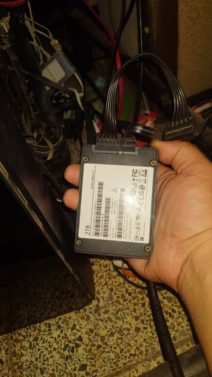 هارد ssd t2 للبيع 100 الف
معا ضمان سبوع كامل 
***********

نص مكتوب في الصور:
- هارد SSD للبيع 2TB SATA III • 2.5"