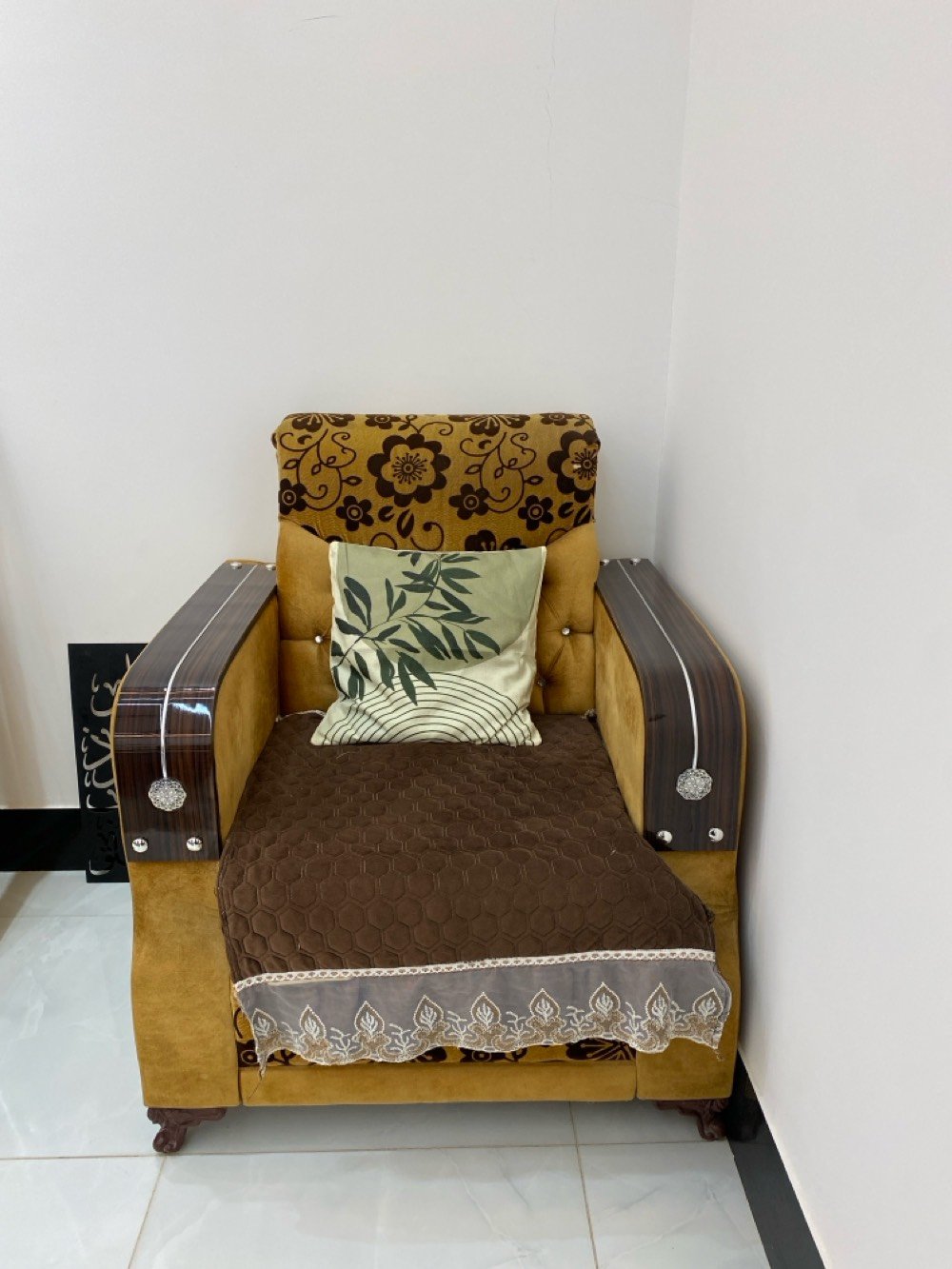 سلام عليكم قنفات عدد 5 قطع ثنين كبار وحده وسط وكراسي ثنين للبيع نظافه 97‎%‎ تكمه بدون ضرر مكاني قضاء مدينه الهوير الزهيريه السعر 350 قفل  رقمي ***********
