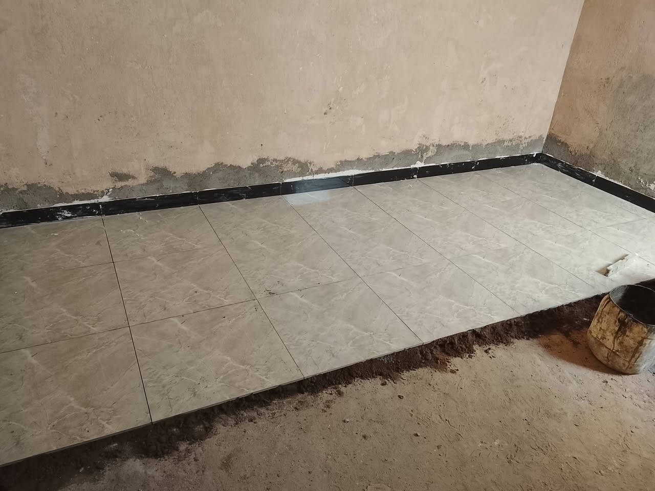 السلام عليكم خلفه سيراميك وبورسلين شغل درجة اولى ومناسب ***********
