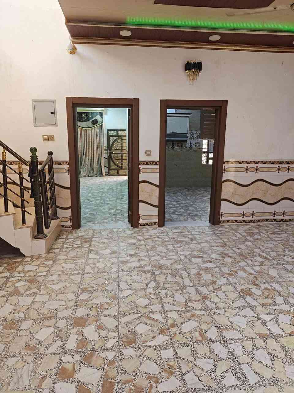 للبيع بيت 200م حي النداء شارع قنبر قرب مول حكايه ثاني بيت عن شارع... صب كونكريت غرفتين كاشي صطح شتاكير سعر 120 طابو صرف حر بيع مستعجل ☎️ ***********
