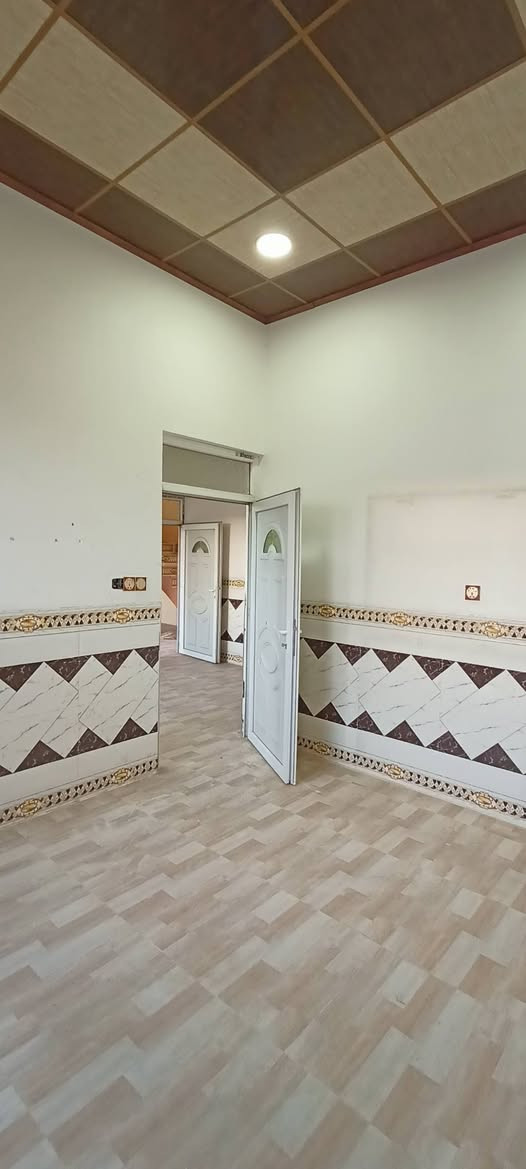 دار للايجار 🏠
حي عدن قرب جامع محمد رسول الله 
مساحة 💯م
غرفة نوم وهول واستقبال ومشتملات 
الدار فول نظافة بورسلين سقوف ثانوية سيراميك...
للاستفسار مراجعة مكتب المازن حي البكر شارع المنظمة قرب المركز 
او الاتصال على 📞☎️***********
