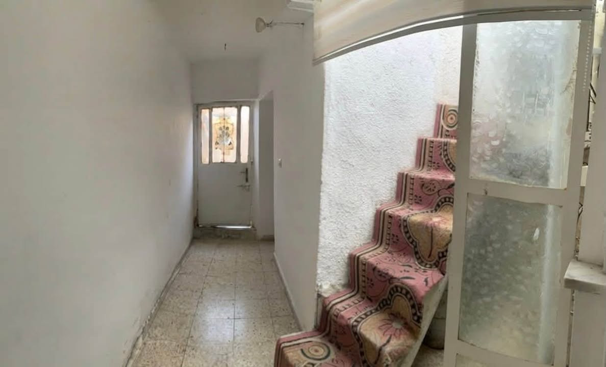 بيت للبيع طابقين المساحة 100 موقع تجاري على شارع عام رئيسي شارع عيادة الشماعية والبيت يحتوي على محل مساحة كبيرة 
السعر : 35 مليون وبي مجال للشراي 
للاستفسار : *********** 
يتكون من ⬇️ 
✅ الطابق الأرضي يحتوي على محل وحمام ومطبخ وصاله وغرفه 5x4 ✅والطابق الثاني يحتوي على صاله وغرفه كبيرة وسطح 🛑للتنبيه البيت على الشارع العام وليس داخل الفرع
