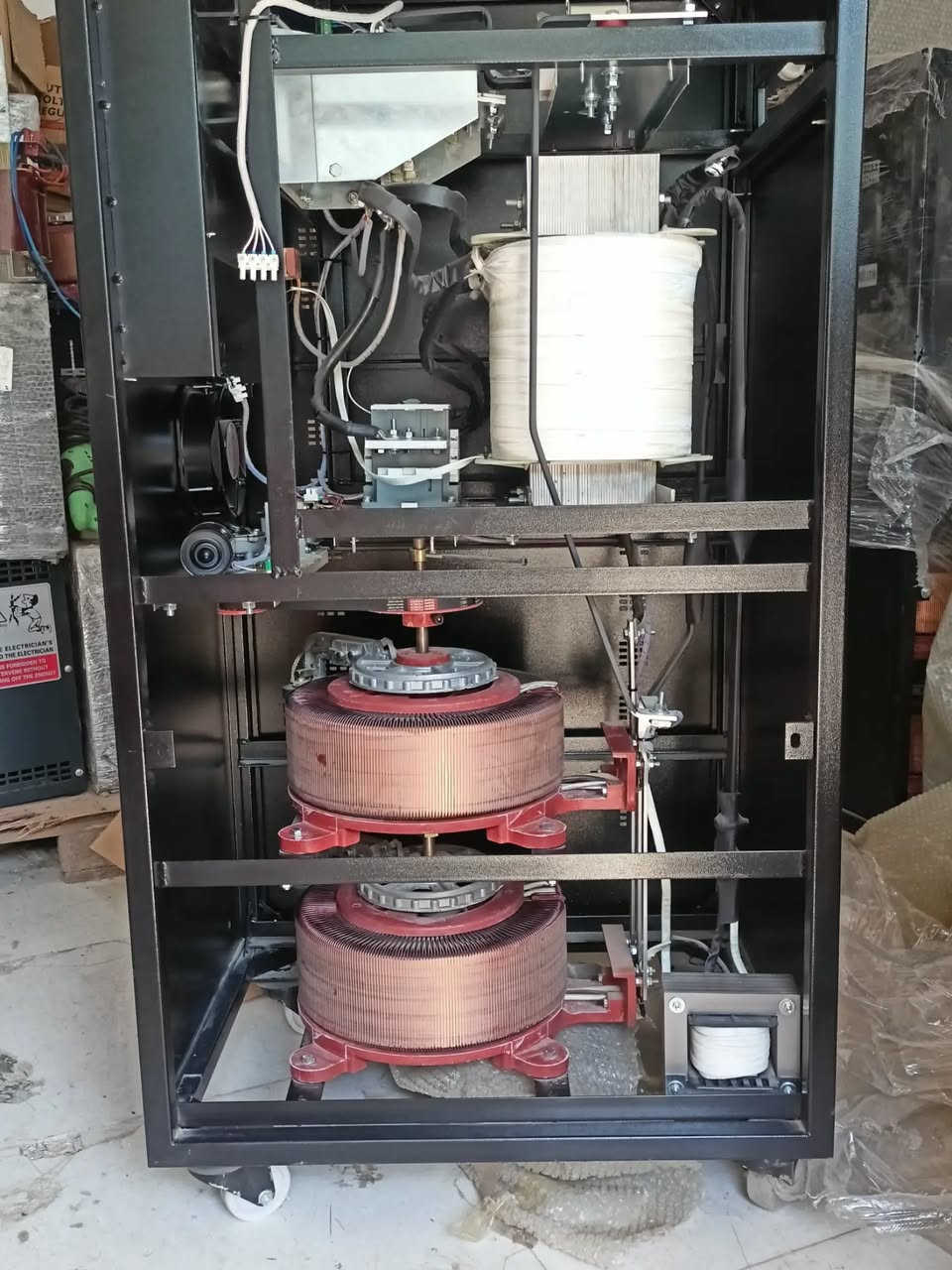 منظمات الفولتية (رافعات فولتية) 250 kva  ثري فيز تركي منشا بموصفات خاصة بنا و جودة عالية مع ضمان لمدة عام و توفير جميع قطع الغيار 
 مناسبة للمعامل و مشاريع المياه و مستشفيات و مراكز الصحية 
🔹 منظمات فولتية احترافية بتصميم صناعي قوي، مصممة لتثبيت الجهد الكهربائي وحماية المعدات من تذبذبات وانخفاض وارتفاع الفولتية.
✅ تثبيت واستقرار الجهد الكهربائي
✅ حماية المعدات من تذبذب الفولتية
✅ تصميم صناعي متين للتشغيل المستمر
✅ نظام تبريد بالمراوح
✅ مناسبة للمصانع والورش والمشاريع والمعدات الكهربائية
✅ شاشة ومؤشرات لمتابعة حالة التشغيل
✅ متوفرة بعدة قدرات ومواصفات
🏭 حل عملي لاستقرار الطاقة وحماية معداتك الكهربائية.
🔴 High Power | هاي باور الوكيل الحصري 
للمنظمات الفولتية ARTI Regulator في العراق

📞 للاستفسار عن القدرات والأسعار والتجهيز تواصل معنا: ***********
العنوان: السليمانية - كلار
#HighPower #هاي_باور #ARTI
 #ARTIRegulator #VoltageStabilizer #VoltageRegulator #منظم_فولتية #منظمات_الفولتية #مثبت_فولتية #حماية_الأجهزة #كهرباء #كهرباء_صناعية #معدات_كهربائية #مصانع #ورش #مشاريع_صناعية #العراق #كوردستان #السليمانية #كلار #Iraq #Kurdistan #Sulaymaniyah #Electrical #IndustrialElectrical #PowerProtection
