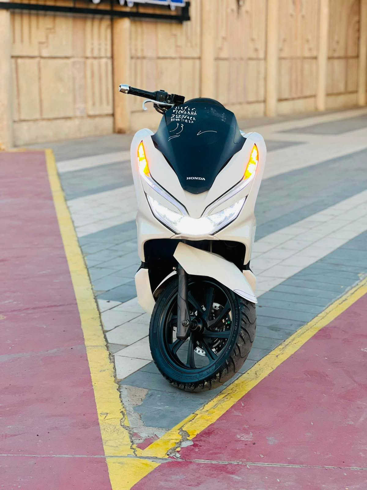 للبيع دراجه pcx  جيل ثالث بصمه الحديث  مكينه 150 حساس حرف A نوزل خطين ستان كهربائي ماشية18 الف زيرو الدراجه مال بيت حساس ازدحام دراجه جديده  حساس شلعه معدل خير من الله دراجه تتعب تكول جديده مال جناي  مكان بغداد الكرخ السعر 14 ونص وبيهه مجال والاستفسار *********** بغداد, العراق

نص مكتوب في الصور:
- HONDA