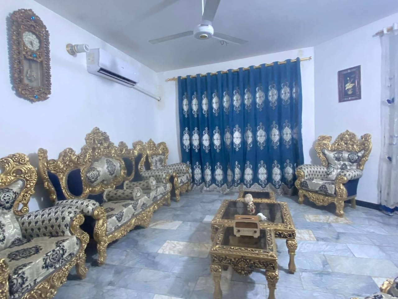 السلام عليكم  
بيت للبيع المساحه 300 واجهيه البيت 14 ونزال٢٣ونص يحتوي على غرف عدد2 كبار  وصاله ومطبخ حار ومطبخ بارد وترك داير البيت وحمام عدد٣ وكراج وحديقه ومحل ومخزن 
 قريب ع شارع 5 كيلو  كافه الخدمات موجوده للاستفسار اتصال (***********) 
واتساب (***********)
