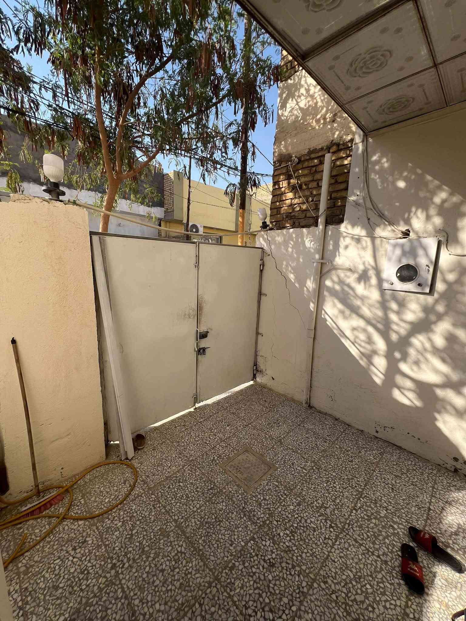 بيت مساحتة 100 متر  مقابيل باب خروج المطار قريب علشارع العام طابو زراعي قرار 25 مسجل بلتطويب مدخل الشارع 15 عرضه غرفه وستقبال وصاله ومطبخ وحمام وتخاريج كامله بناء طابوك خريطه كلش حلوه السعر 45وبي مجال لشراي ***********
