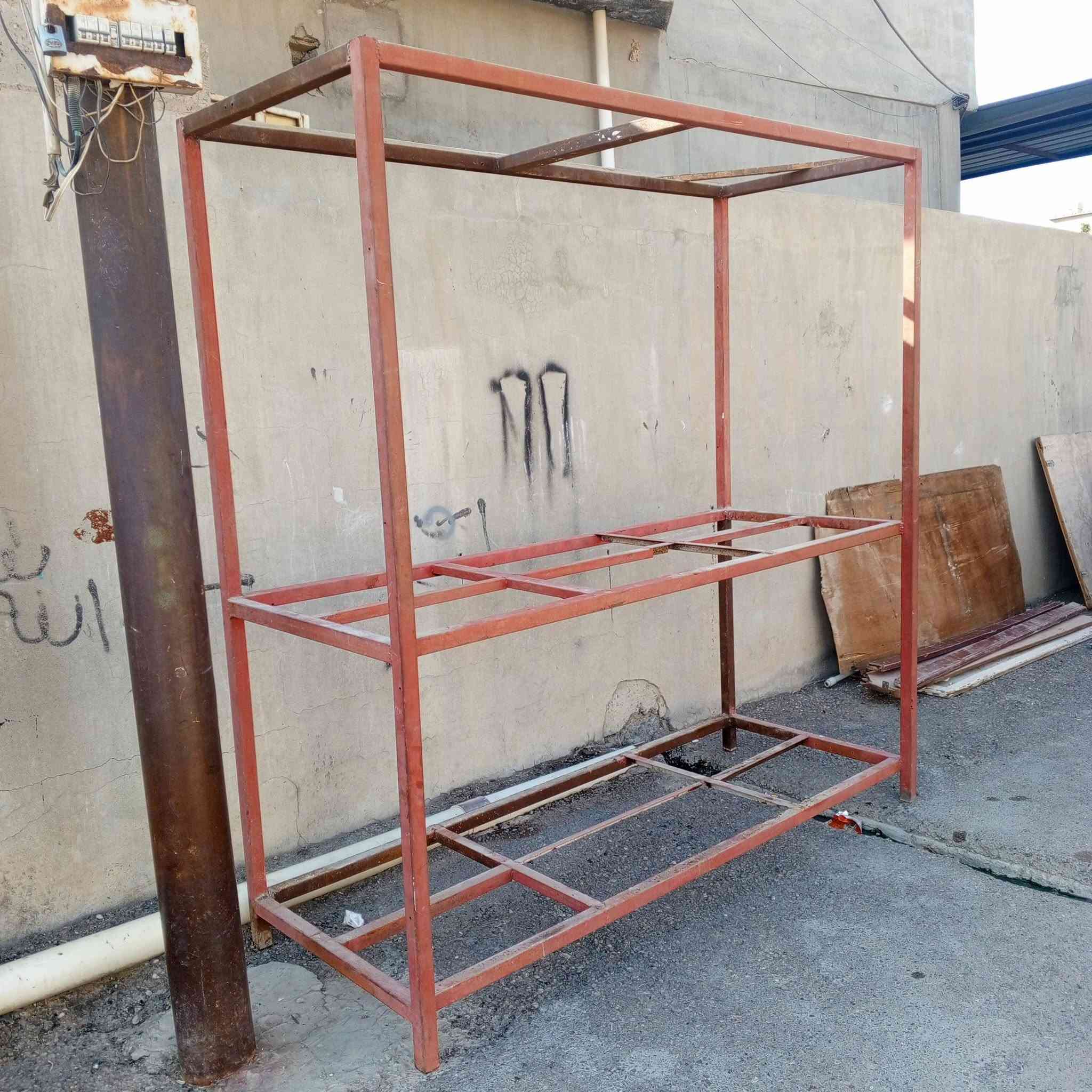 ميز  حديد للبيع سعر 35وبيه مجال 
 الاتصال ع الرقم  لشراي *********** العنوان كركوك 
حي العروبه
