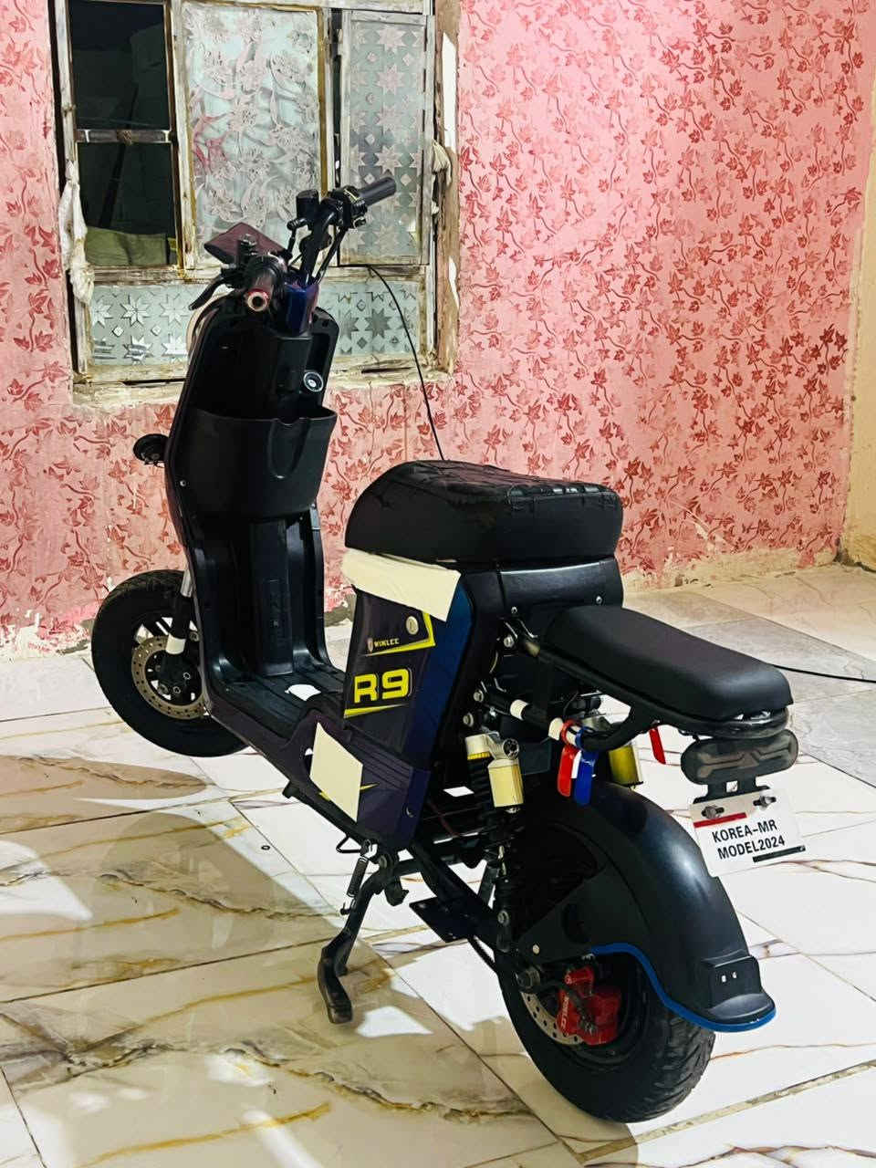 سلام عليكم دراجه R9 شحن للبيع ٢٠٢٥نضافه فول تواير توني شادهن دبلات جدد نضام R كفارات زلق مابيهن كهربايات شغاله دراجه متعوب عليه البطاريت مديل 26 الكبار جدد حيل (سعر300)وبيه مجاله ***********
