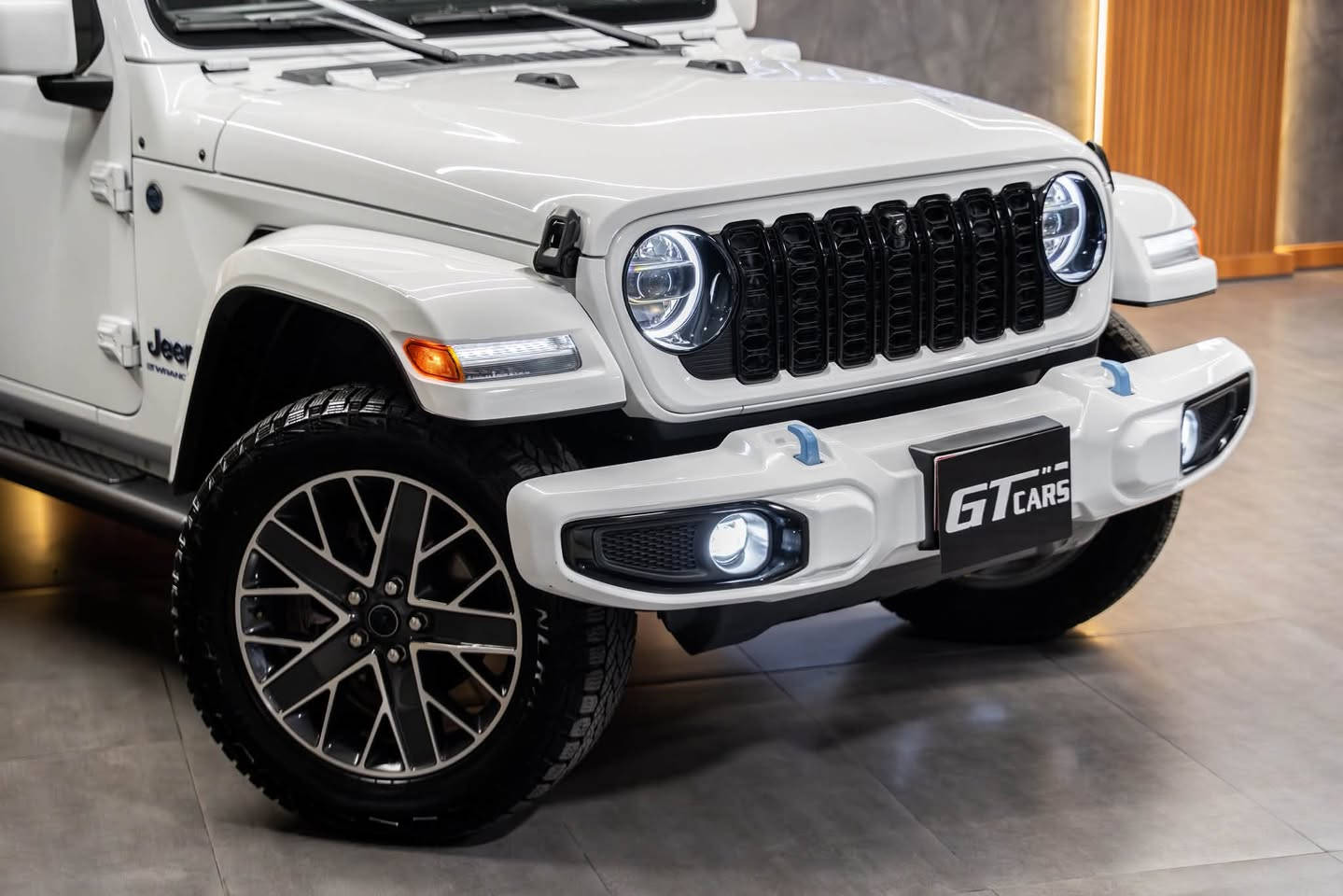 jeep Wrangler haig altitude  🤍🔥
اجمل واحلى رانكلر القطعة النادرة والمميزة جداً 

رقم السيارة : بدون رقم يترقم محافظات اقليم 
موقع السيارة : دهوك 
نوع السيارة : جيب رانكلر 
موديل السيارة : 2024 
المسافة المقطوعة: 21.000 ميل 
حجم محرك 4 سلندر هايبرد 4XE

مواصفات:  high altitude  فول 1/1 

بصمة تشغيل 
بصمة ابواب 
كراسي تدفئة وجلد كامل 
ستيرن تدفئة 
تشغيل عن بعد 
سقف بانورامي 
تبريد مركزي قطعتين 
دفع رباعي 4*4 
تحكمات تحديد سرعة اوامر صوتية فول 
شاشة كبيرة 
كاميرات عدد 2 امامي وخلفي 
انظمة قيادة hybrid.electric.saev 
تراكشن مانع انزلاق 
نظام اوتو ستوب 
لايت زينون LED
بك لايت LED
حساس خلفي 
رادار مانع تصادم امامي 
رادار نقطة عمياء 

ملاحظات:  بدون صبغ مكفولة كفالة عامة سيارة جديدة ما شاء اللة 

للأستفسار :

***********
***********
