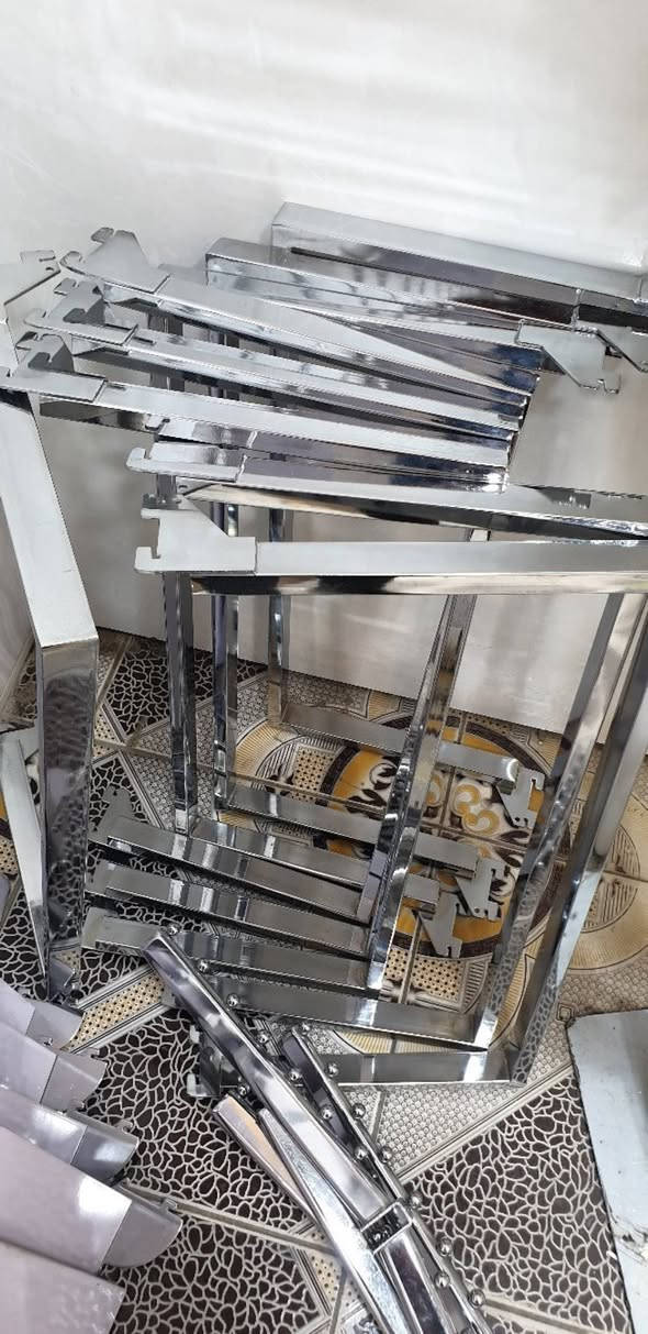 غراض محل ملابس للبيع
ستاندات تعليك ملابس حائط ٢١
رفوف خشب بقاعدة ستيل تعليك ١٨
فاترينا واجهة محل موجودة بالصور عدد ٢
ستاندات تعليك ملابس خارجية ستيل عدد ٣ 
ستاند متحرك يفتر مال جواريب عدد ١
كلهن بيعة وحده ما ابيع كل وحده بجهة 
كلهن بسعر ٣٠٠ الف فقط وصاحب العمل بالمجال يعرف بيش كلهن بالرصافي 
ابيعهن كلهن شلعة مابيع قطع  يتصل على الرقم 

***********
