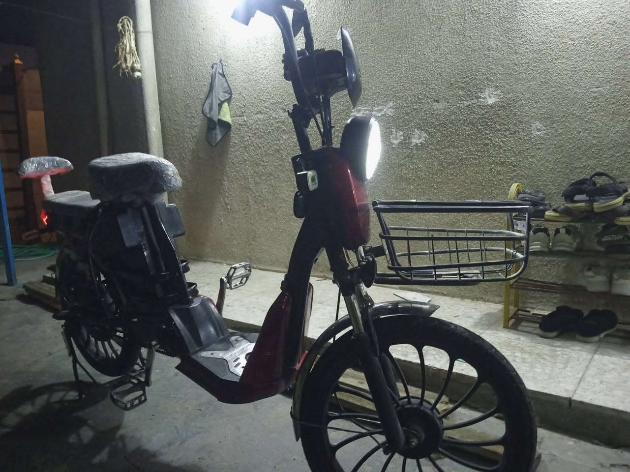 🚲 دراجة كهربائية للبيع - بحالة ممتازة 

للبيع دراجة كهربائية نظيفة جدًا وجاهزة للاستخدام، ما تحتاج أي صرف.

المواصفات: ✅ 4 سرعات. ✅ سرعة تصل إلى 80 كم/ساعة. ✅ بطاريات جديدة مبدلة. ✅ تاير چوبلس جديد. ✅ إنارة أمامية LED قوية. ✅ سلة أمامية و خلفية كبيرة. ✅  مناسبة للطلعات اليومية، التوصيل، والعمل.

الدراجة شغالة بصورة ممتازة، والبطاريات والتاير تم تبديلها حديثًا، يعني تشتري وتستخدم مباشرة بدون مصاريف.

💰 السعر: (325) 📍 الموقع: بغداد حي العامل ***********
