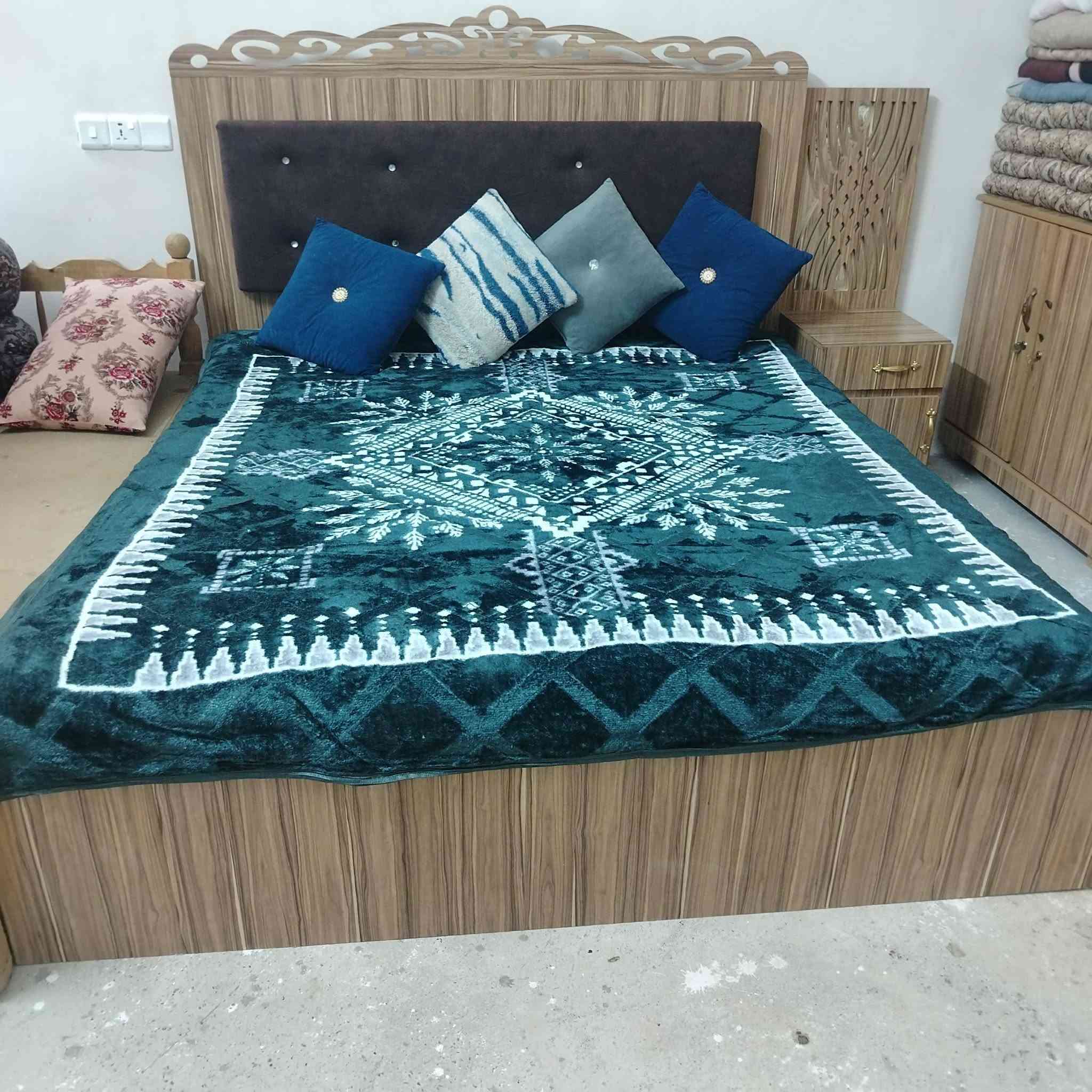 غرفة نوم تفصال عراقي خشب تركي
سعر 350 
الطباخ مع الميز مالته 60 
التخم ب 250 
***********
***********
