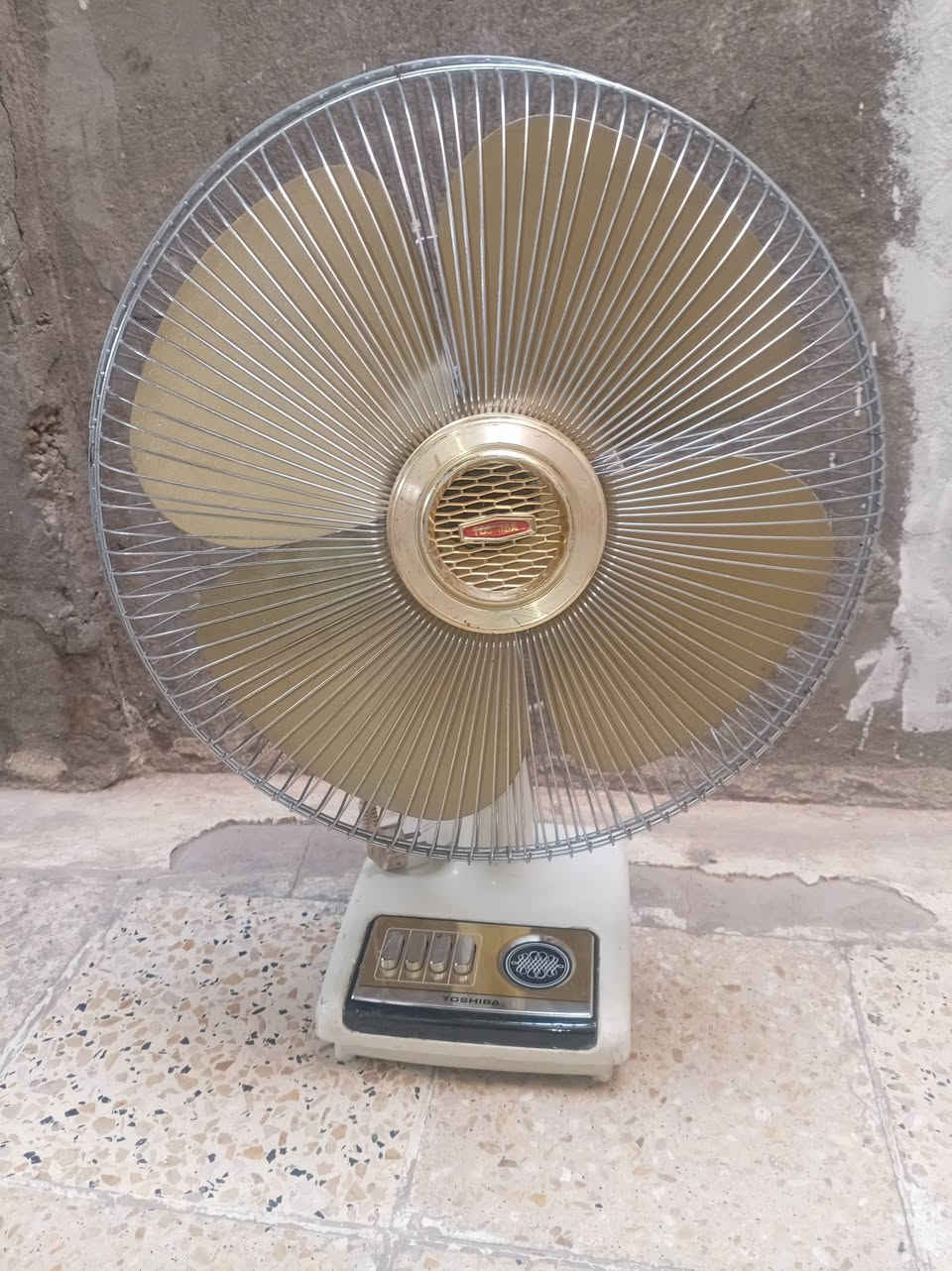 مروحة أرضية نوعية توشيبا الأصلي نضيفة كلش شغالة ٣ سرع ما مصلحة ابد سعره ب٣٥ كربلاء حي النضال نهاية كراج كيات حي البعث ***********
