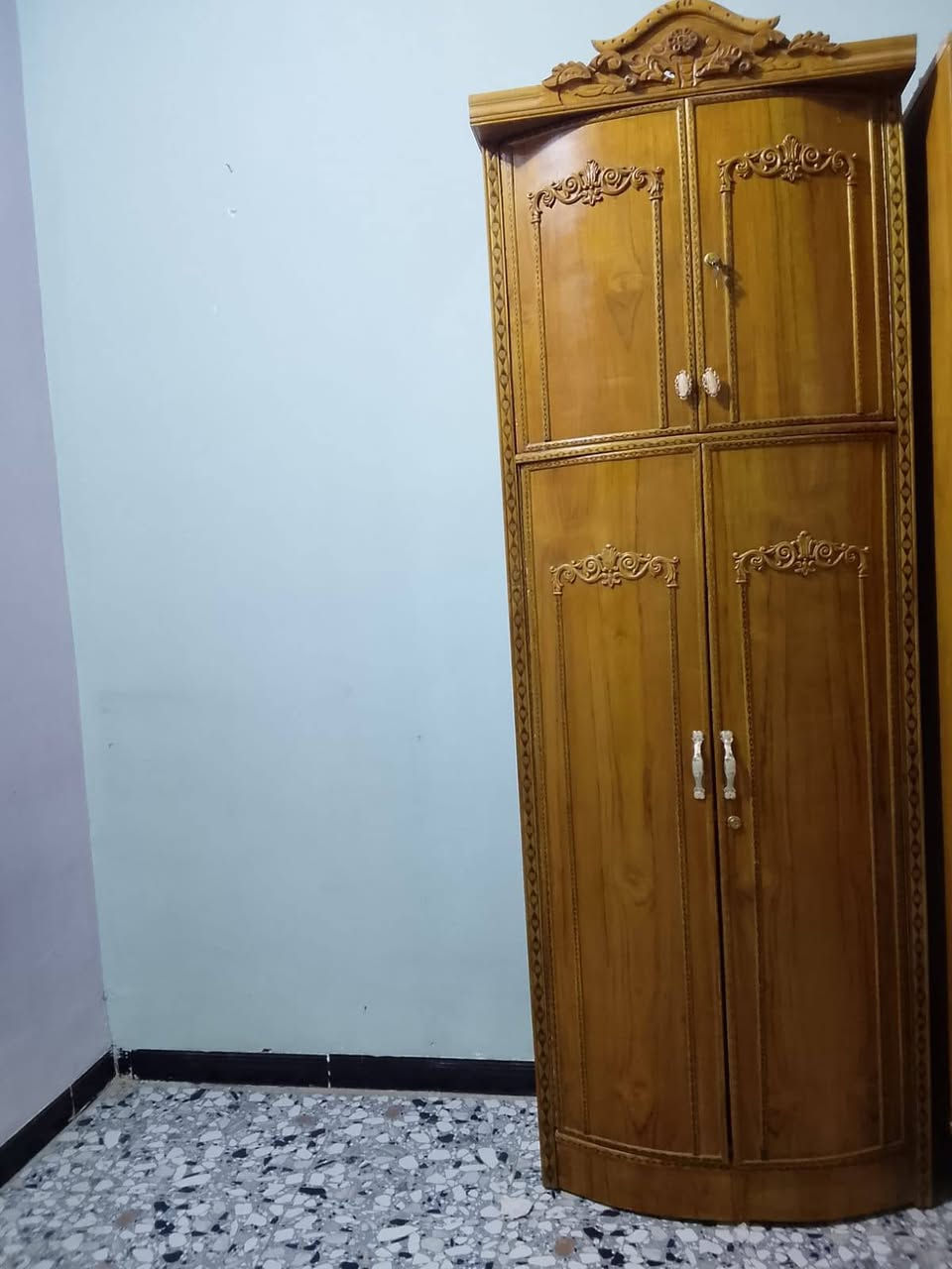 غرفة اخشاب نظيفة للبيع اتصل ***********
واتساب***********
