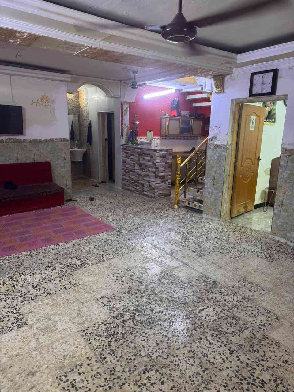 للبيع بيت ارخص من سعر الگاع العنوان سبع قصور شارع ابو علي رابع باب عن الشارع قرب جامع الحمزه مساحة 200  واجهه 10 نزال 20طابقين 4 غرف نوم+استقبال+3 حمامات + صاله كبيره+ كراج للاستفسار اتصال *********** غير متواجد على الفيس بوك اتصال فقط
