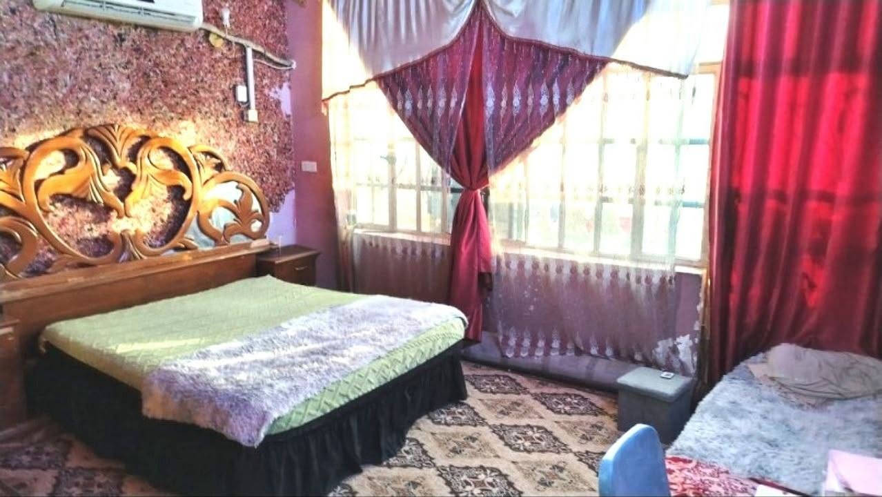أي استفسار على الرقم ***********
للبيع.... للبيع
بيت طابو صرف مساحتة ٦٥ متر طابقين ونص في منطقة بغداد الشعب قرب محطة سما بغداد
على شارع السايدين 
موقع مميز  متوفر امام البيت مدارس ثانوية.ومتوسطة. وابتدائية ومستوصف قريب على البيت ويتوفر فيه 
استقبال 
هول
مطبخ حار وبارد
وحمام 
الطابق الاول 
٢غرفة مع حمام مع صالة
الطابق الثاني١ غرفة مع صالة مع سطح
***********
