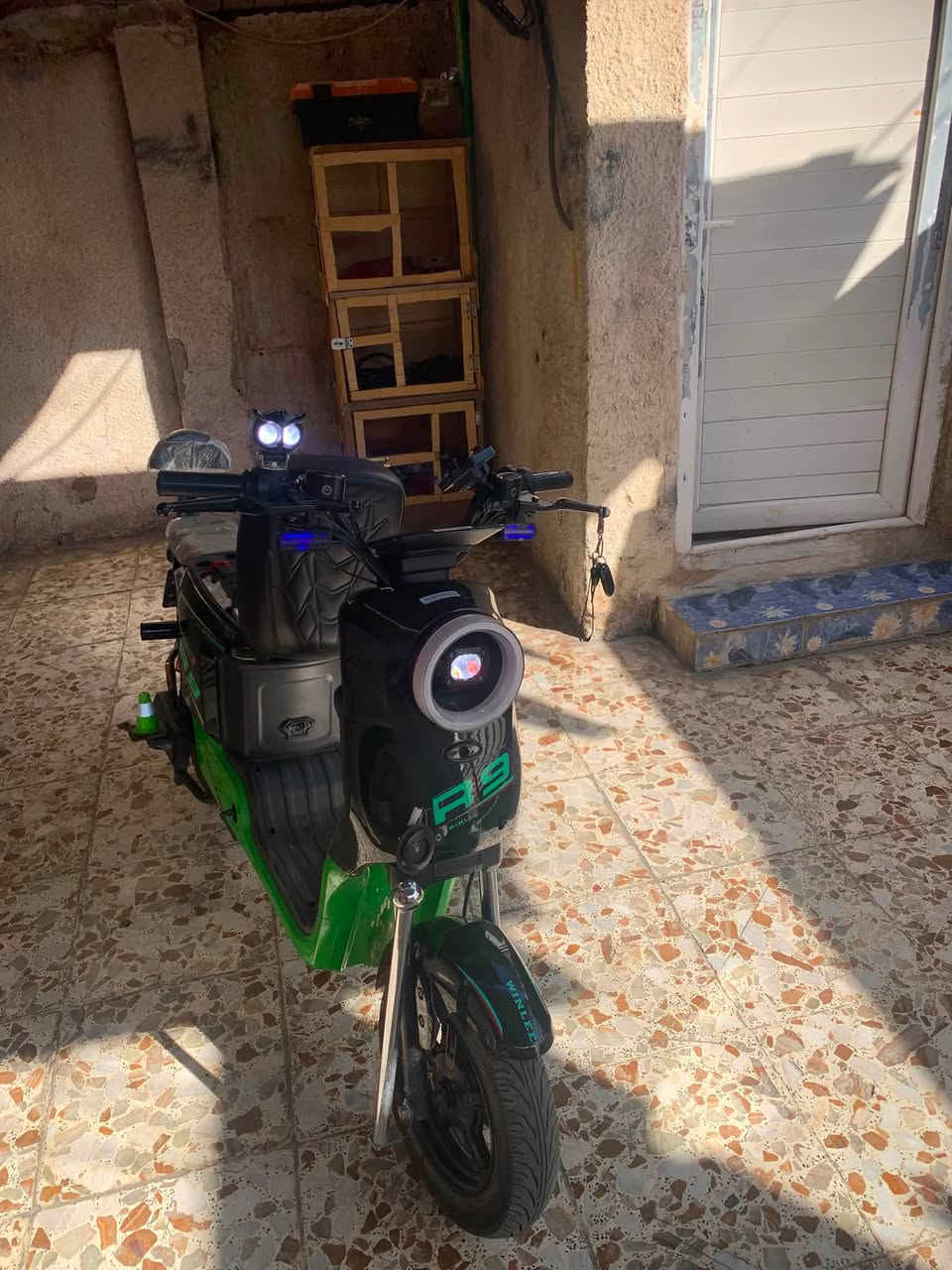 سلام عليكم دراجه أر 9دراجه أي نقص ما بيه قبل شهر جبت بطاريات  عدد بطاريات ٥كل بطاريه ٢٥مله أبير تمشيك شحنه وحده ٥٠كيلو رجوع بك كهربائي كله شغاله ملف٢٠٠ دراجه جديده مكاني بغداد شماعيه السعر 350وبيه مجال حك جيهرقم وستفسار*********** سويج ١عدد بصمات 2 تشغيل من بعد
