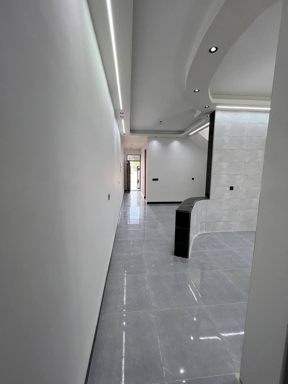 بيت مساحه 100متر 🏠
بغداد الراشديه قريه حميد الحمود 
تفاصيل البيت داخل الفيديو 
للاستفسار 
***********
***********
