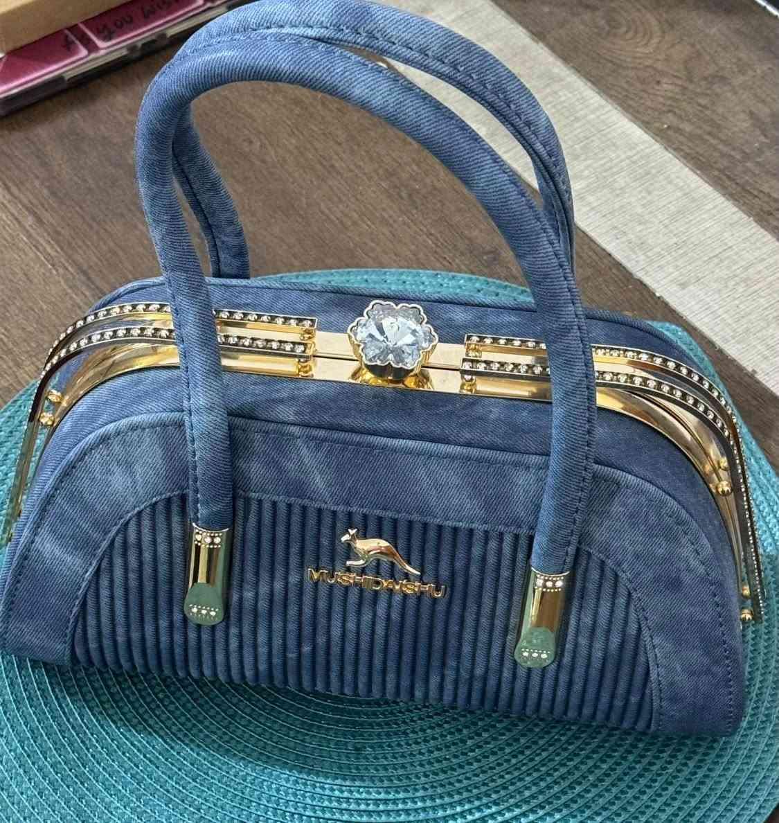 جنطة جينز دينيم  ماركة الكنغر مع ملحق الحزام  جديدة ماملبوسة ولامرة سعرها ٣٥  الف العنوان البصرة الجزائر وبيها مجال للتواصل خاص او على الواتساب 
***********

