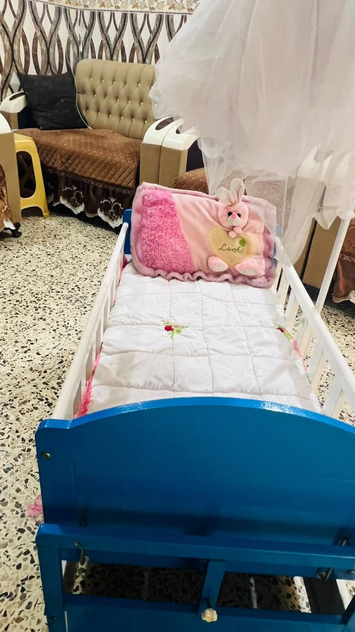 السلام عليكم متوفر سرير اطفال بعده أخو الجديد ما صارله 2 شهر للبيع سعره 60 الف وبي مجال بسيط للتصال عل***********

