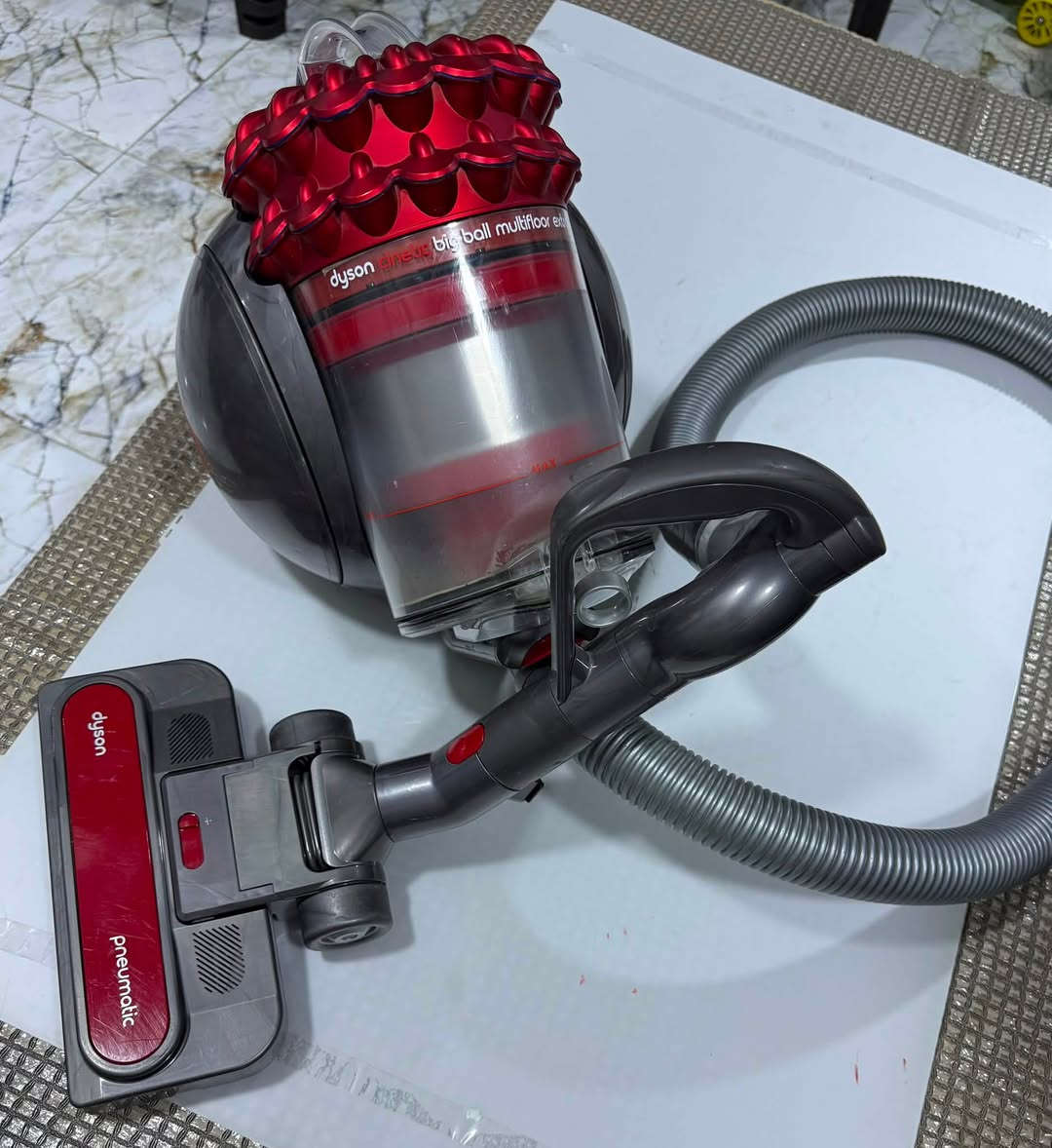 السلام عليكم 

مكناسه كهربائيه ماركه dyson الغنيه عن التعريف 

بالة اوربي التفاصيل مال المكناسه شارح عنها داخل الفديوو 

العنوان : البصرة … يوجد توصيل 

رقم الهاتف : *********** للتواصل واتساب او ماسنجر
