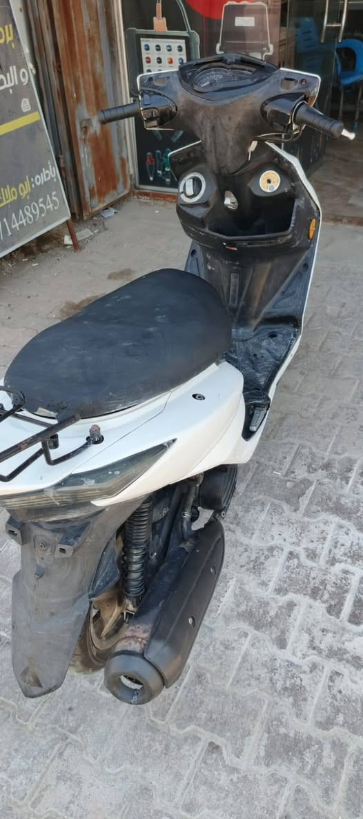السلام عليكم دراجة سكنس لد نوزل 
الكفرات تجارية والكيج ما يشتغل يرادلة تبديل 
والباقي كلة خير من الله مكينة وكهربائيات 
دراجة نشطة وسريعة كلش بريكات ع اللمسة تشتغل 
للمراوس بظراجة بريز او ببغاء نظيفة
مكاني العبيدي / شارع يوسف
***********
