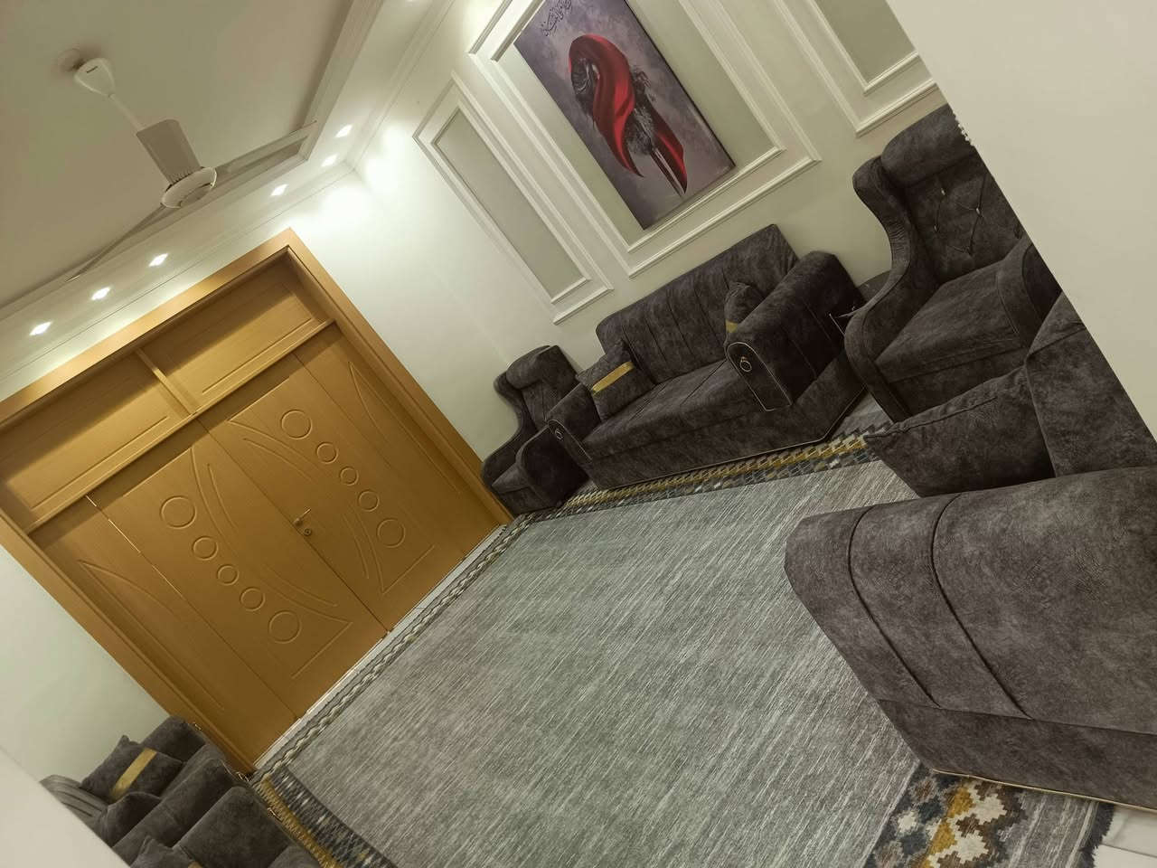 السلام عليكم بيت للبيع في مجمع الكرار السكني مرحله اولى مساحته200 قريب على المدرسه والمول نضيف يتكون من غرفه وصاله واستقبال وصحيات ومطبخ والطابق الثاني غرفه وبالكونه عرض الشارع 15 حديقه خارجيه وكراج السعر ١٣٥ مقدمه عدا المصرف 
مطلوب للمصرف ٤٣ كل شهر تسديد ٢٤١ اي استفسار الاتصال على الرقم ***********
