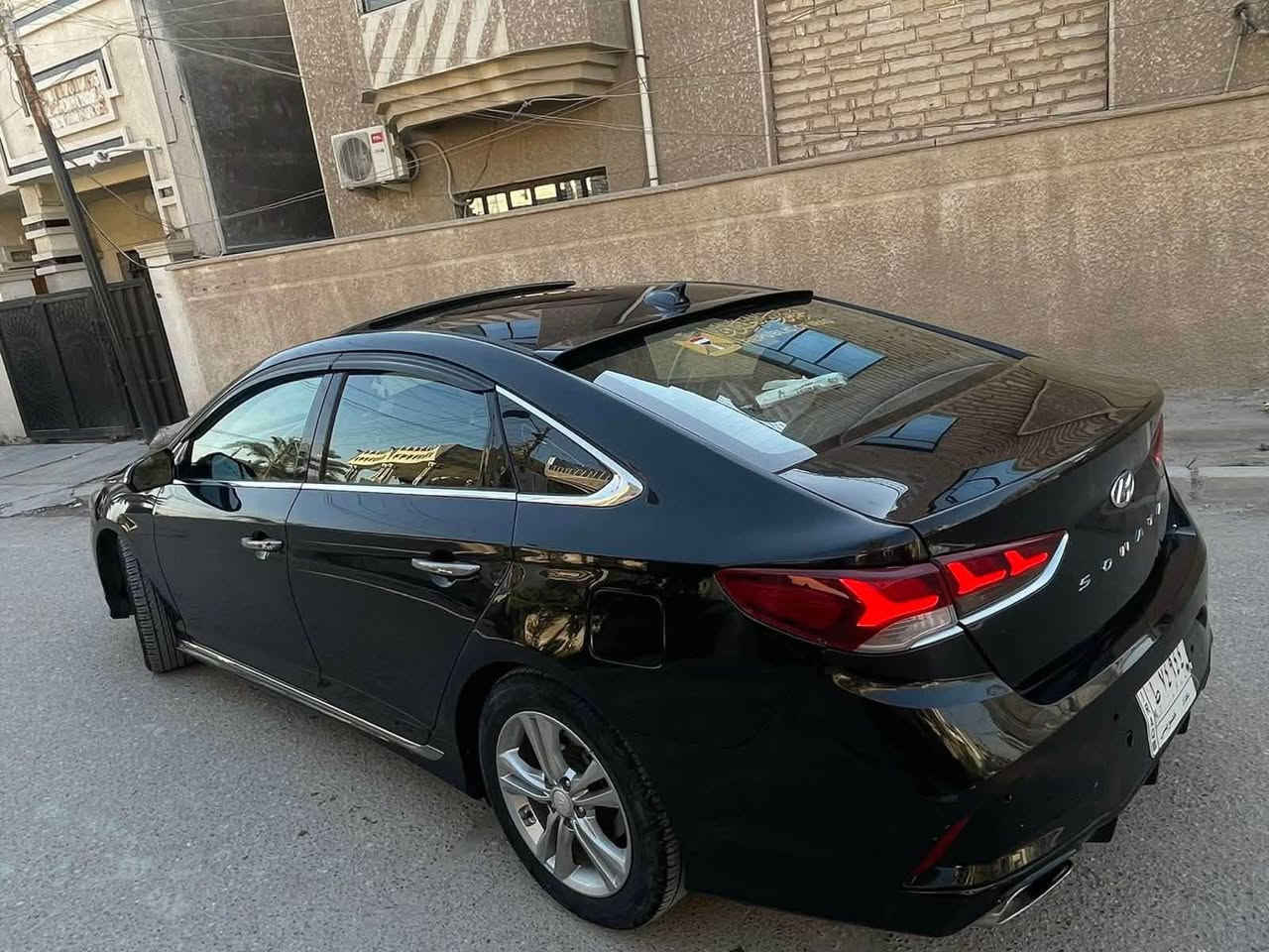 سلام عليكم سوناتا سبورت فول موصفات تحكمات جهتين شاشه جبيرة عدادات سبورت ستيرن حرف D وارد امريكي بيها جاملغات خلفيه ثنين وقبغ جنطه بدون دواخل وبدون ايرباك السياره نظيفه وكامله و مابيها اي نقص مكانها الدورة شارع ابو طياره للاستفسار  ***********

نص مكتوب في الصور:
- SULAYMANIYAH Iraq
- Ali Koge Baghdad
