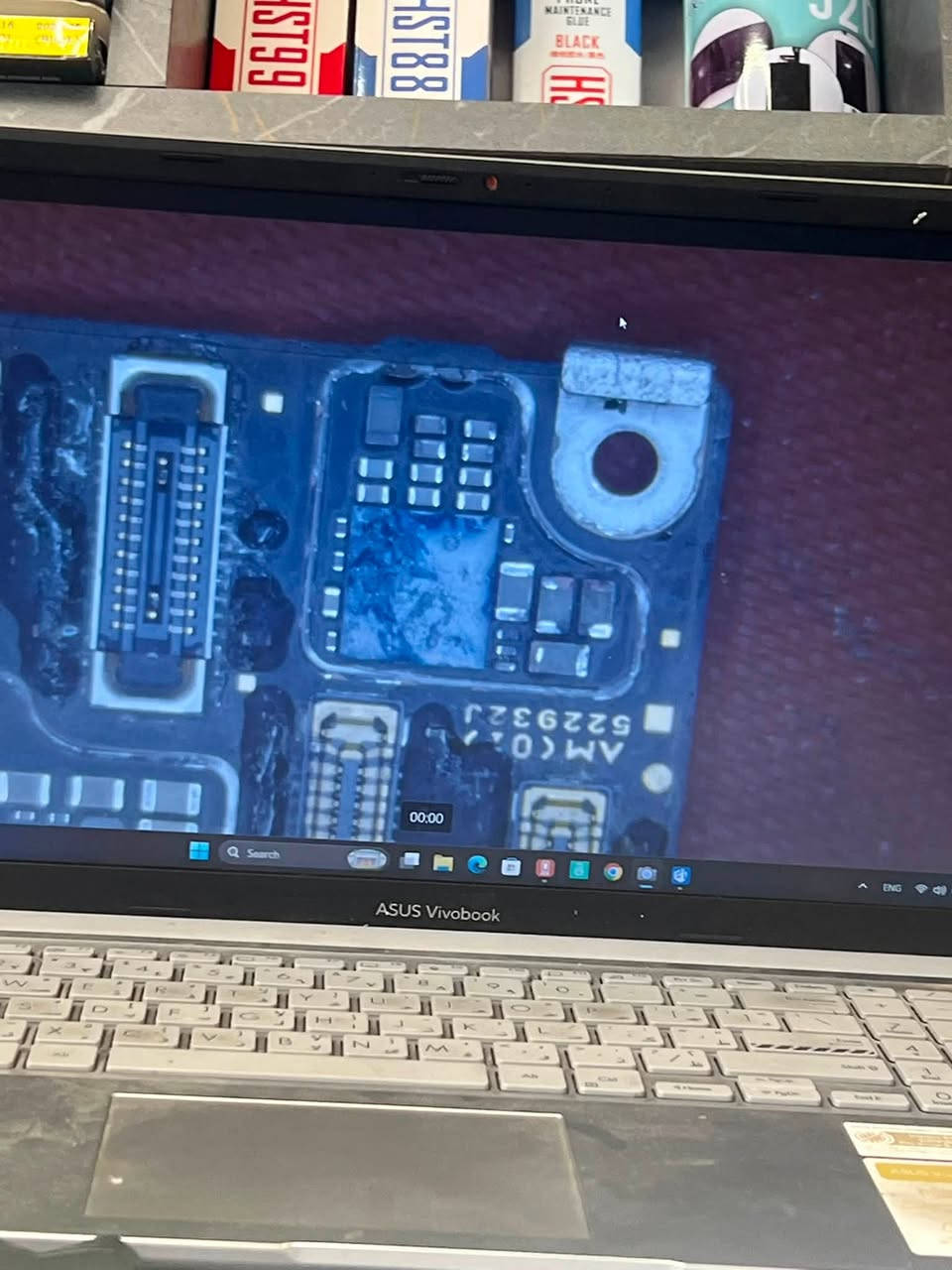 📱 iPhone 14 Pro Max | إصابة ماء وشورتات متعددة

الجهاز وصل بحالة صعبة جداً نتيجة سقوطه بالماء، وبعد الفحص والتشخيص تبيّن وجود شورت في عدة دوائر ومناطق من البورد، منها:

🔧 دائرة Power Boost
🔧 Boost IC
🔧 دائرة الصوت
🔧 خط التغذية الرئيسي
🔧 دائرة الكاميرات
🔧 بالإضافة إلى شورت في الطبقة السفلية من البورد

تم التعامل مع كل دائرة بشكل منفصل، وتحديد العطل ومعالجته باحترافية، والحمدلله تم إصلاح الجهاز وإعادته للعمل ✅

⚠️ مو كل عطل يحتاج SWAP!
التشخيص الصحيح وقراءة الدائرة بشكل دقيق هي أساس الصيانة الاحترافية، والـ SWAP يكون خياراً أخيراً عند الحاجة، مو الحل الأول.

🛠️ المهندس بكر مازن
📞 ***********
