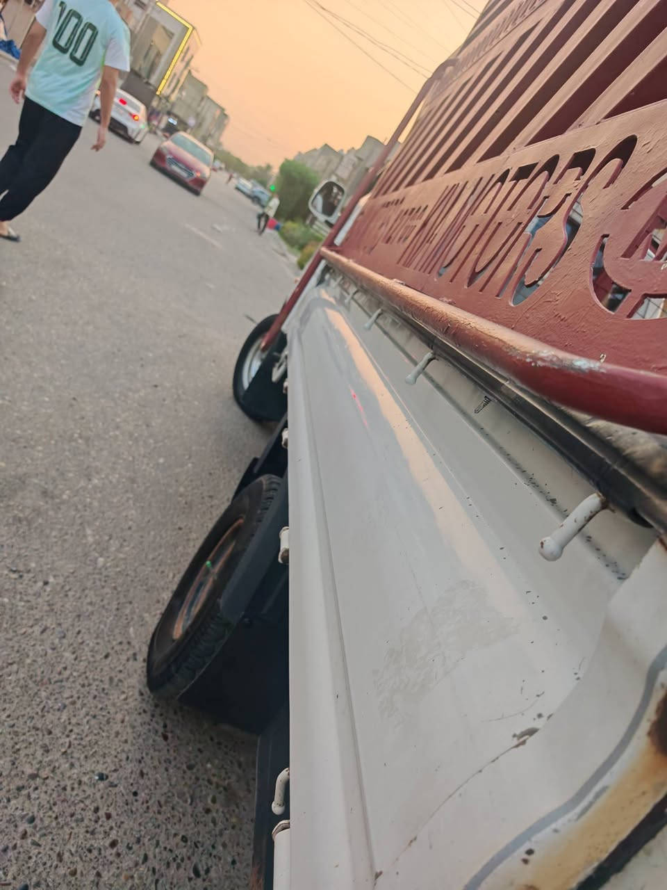 السلام عليكم 
كيه حمل مسكر اوتو رقم بغداد بسمي خمس دكم فول وربع مكينه كير خير من الله تخم تاير خلفي جديد تاير امامي نص عمر باتري جديد تبريد شغال ضعيف يراد كمبريسر رقم شاصي واضح سياره مابيه ضربه كفاله بيه فقط دوسه يمنى مبدله ما مصبوغة  مكان سياره دوره السعر 127 بيه مجال ***********@إشارة
