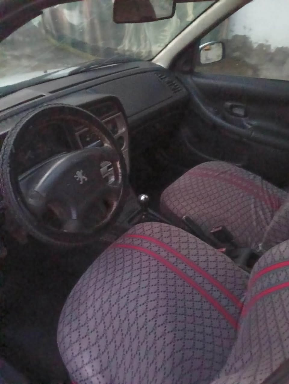 السلام عليكم بيجو لبيع 360   2001  كلشي شغال تبريد مكينه كير خير منّ الله سماعات مسجل لايتات كله شغال بسني السياره مابيه صبخ بس شويه من الجاملخ الخلفي رايده 40  وبيه مجال  لاستفسار ***********  مكاني  بغداد حي البنوك
