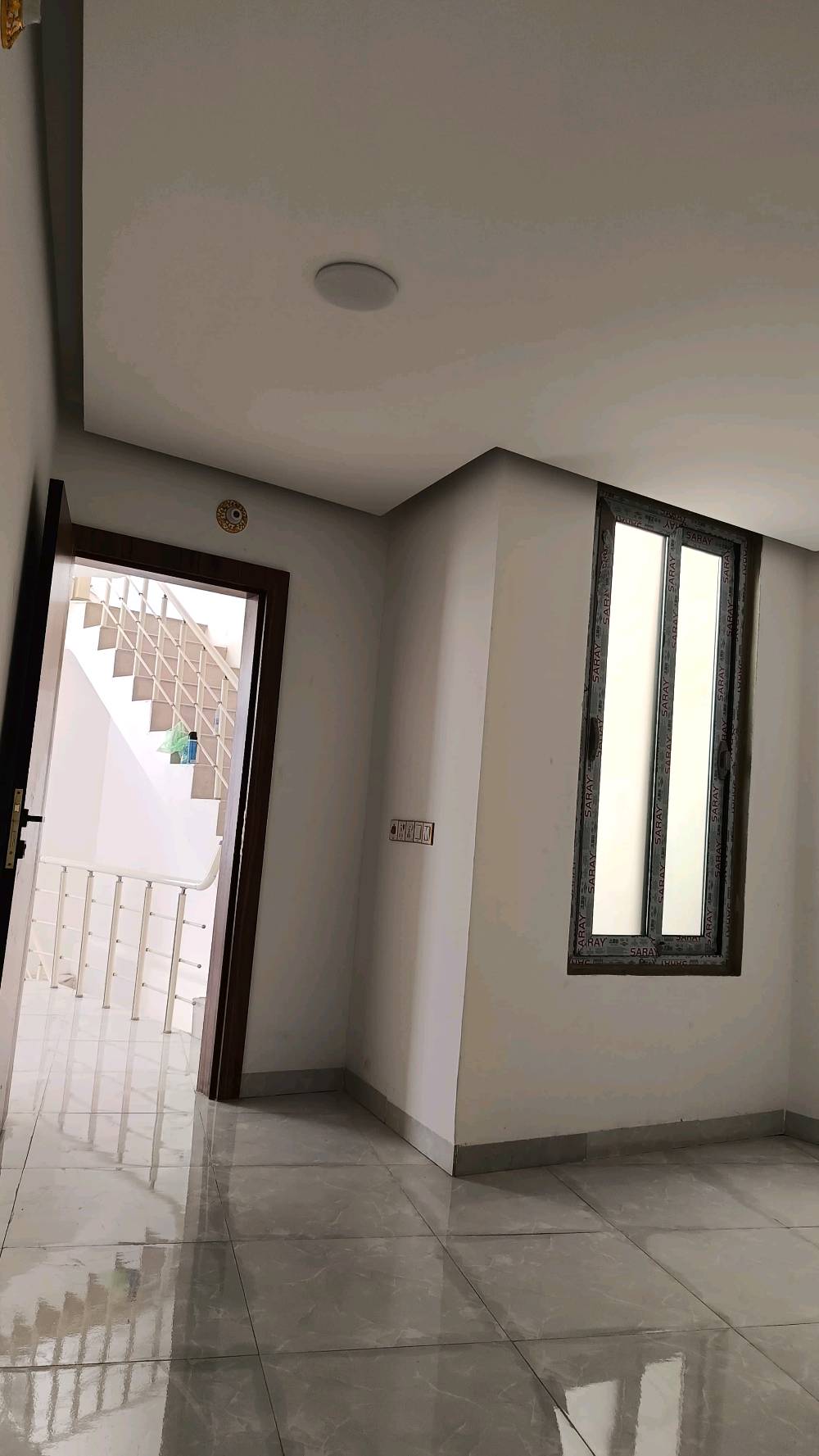 بيت للبيع بحي العباس الفرع الأول خلف فندق البارون مساحة 76 طابقين كامل مكمل وجاهز للسكن الطابق الارضي صالة واستقبال ومطبخ وصحيات والطابق الثاني غرفتين وصالة وصحيات بناء جديد طابوگ والاسااس رفت وغير مسكون
ممكن تذكرلي بأي مدينة/منطقة بالضبط بيت حي العباس؟ وهل الموقع قريب من الشارع الرئيسي أو الخدمات المهمة؟: 
الفرع الأول قريب جداً لشارع السيدة زينب يبعد عن الأمام 2 كيلو متر 
شكد عدد الغرف بالضبط بكل طابق، وهل البيت بيه حوش/سطح/كراج أو مكان للسيارة؟: 
غرفتين وصالة وصحيات وصالة واستقبال ومطبخ وصحيات 
الطابو شنو نوعه بالتفصيل؟ وهل البيع مباشر من المالك وبكل الأوراق جاهزة للنقل؟: 
نعم
السعر شكد؟ وهل قابل للتفاوض، وتريد تبيع نقدي لو تقبل تقسيط؟: 
125مليون وبيه مجال 