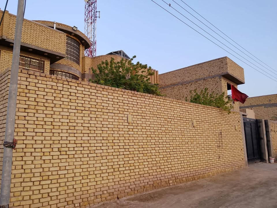 بسم الله الرحمن الرحيم السلام عليكم بيت للبيع المساحه 600مترملك صرف شارع السفينه قريب على جامعة الامام الصادق عليه السلام يتكون استقبال 10في 4 +6غرف نوم نظام سويت+صحيات خارجيه للظيوف حديقه مساحه 200متر تقريبا تحتوي على عدد من النخلات نوع شوثي احمر شجره رمان عدد 2تين عدد 2وباقي اشجار الزينه يحتوي البيت على برج اثير مع مولد كاتم السعر 500
***********
