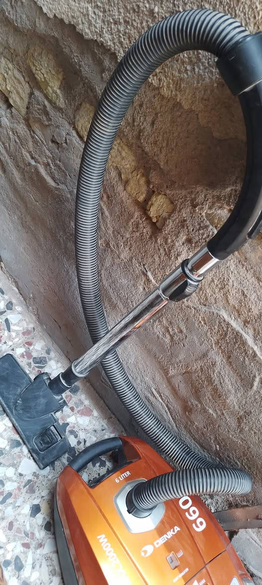 مكنسه كهربائيه للبيع استعمال قليل جدا نضيفه نوعيتهه درجه   اولى دنكه ب٤٠ المكان الشعب ***********
