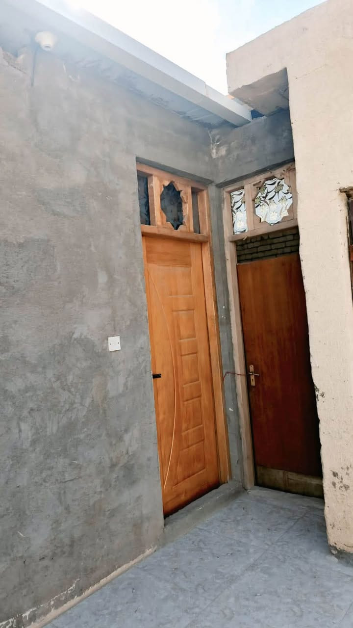 بيت للبيع بغداد سبع قصور شارع اكريش بدايت الشارع ست ابيوت عن الشارع العام البيت مساحه ٢٠٠متر بيت كامل بناء حديث يحتوي عله غرف ٤معه الصحيات ونتو بكرامه و الاستقبال والمطبخ الحار و البارد البيت جديد لاستفسار الاتصال أو المراسله عله هاذه الرقم ***********
