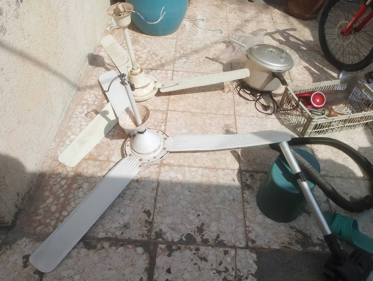 المراوح3 الوحده  على 20 الف
مكنسه كهربائية 35الف
گيزر شرط الشغل 35 الف
بايسكل 45الف
گدر ضغط 15 الف
مكنسه يدويه 15الف
***********
