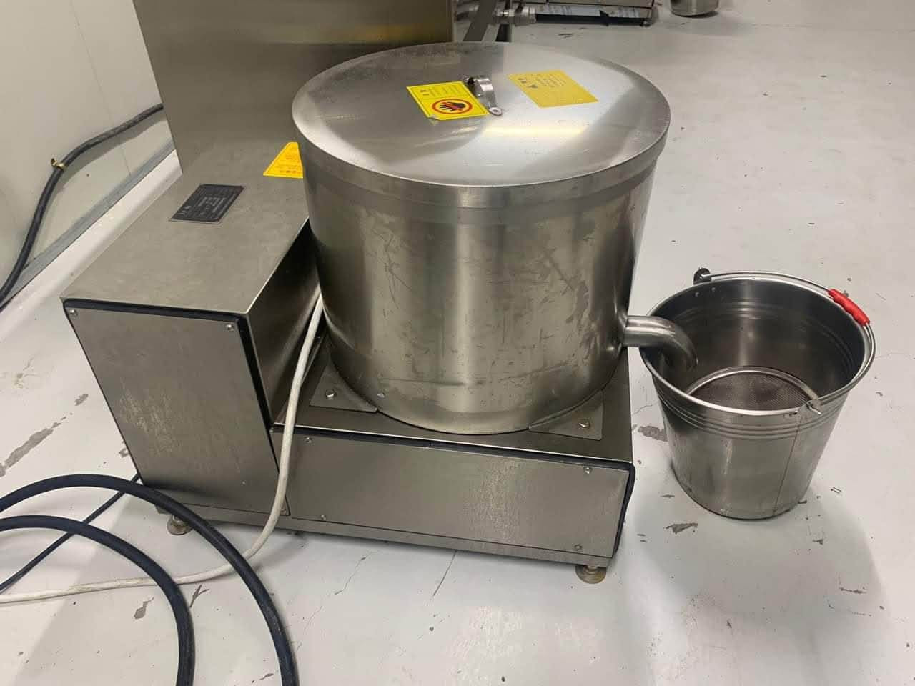 خط انتاج فنكر (بطاطا تصف مقليه) نص اوتوماتيكي. يتكون من:
1. جهاز غسل و تقشير
2. جهاز تقطيع 9مم
3. جهاز سلق كهربائي. ثلاث سلات و كل سله تاخذ تقريبا 12 كيلو. 
4. جهاز تنشيف.
5. جهاز قلي كهربائي.  ثلاث سلات و كل سله تاخذ تقريبا 12 كيلو.
6. جهاز تنشيف الزيت. 
7. تبريد صاعق. -40 
8. جهاز كبس.
9. براد و فريزر -٢٠ للخزن 7.5 طن. القياس 3*6.

للتواصل ***********

نص مكتوب في الصور:
- Deoiling machine Model:GGCY-400 Power:380V 50Hz 3phase 1.1Kw Capacity:50-200Kg/h Weight:300 Kg Dimension:900*500*800mm Small type freezer Model: GGR-45 Voltage: 220V-240V, 50hz Power: 1900w Temperature: -45degree Volume: 180L Dimension: 820*780*1370mm