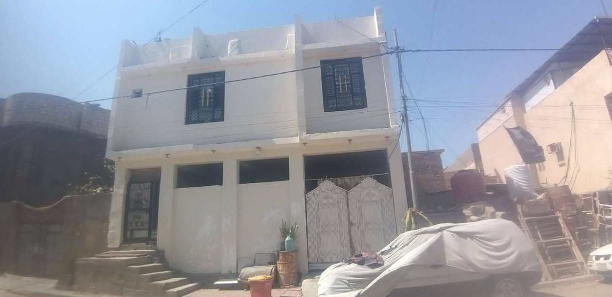 السلام عليكم دار البيع مستعجل بيت منطقة بالامن الدخلي  الجديده  قربيا على شارع العام مساحه ٢٠٠+طابقين يحتوي شقتين فوك مع كل شقه غرفتين نوم وصاله وصحيات درج خارجي بيت طابو ملك استفسار  اتصل هذا رقم ***********
