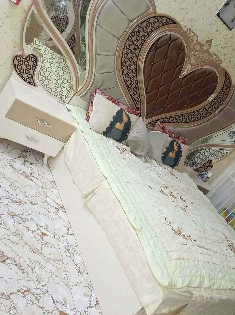 لبيع غرفة تركية درجة أولى ٩ قطع رايدها ٧٠٠ وبيها مجال ***********
