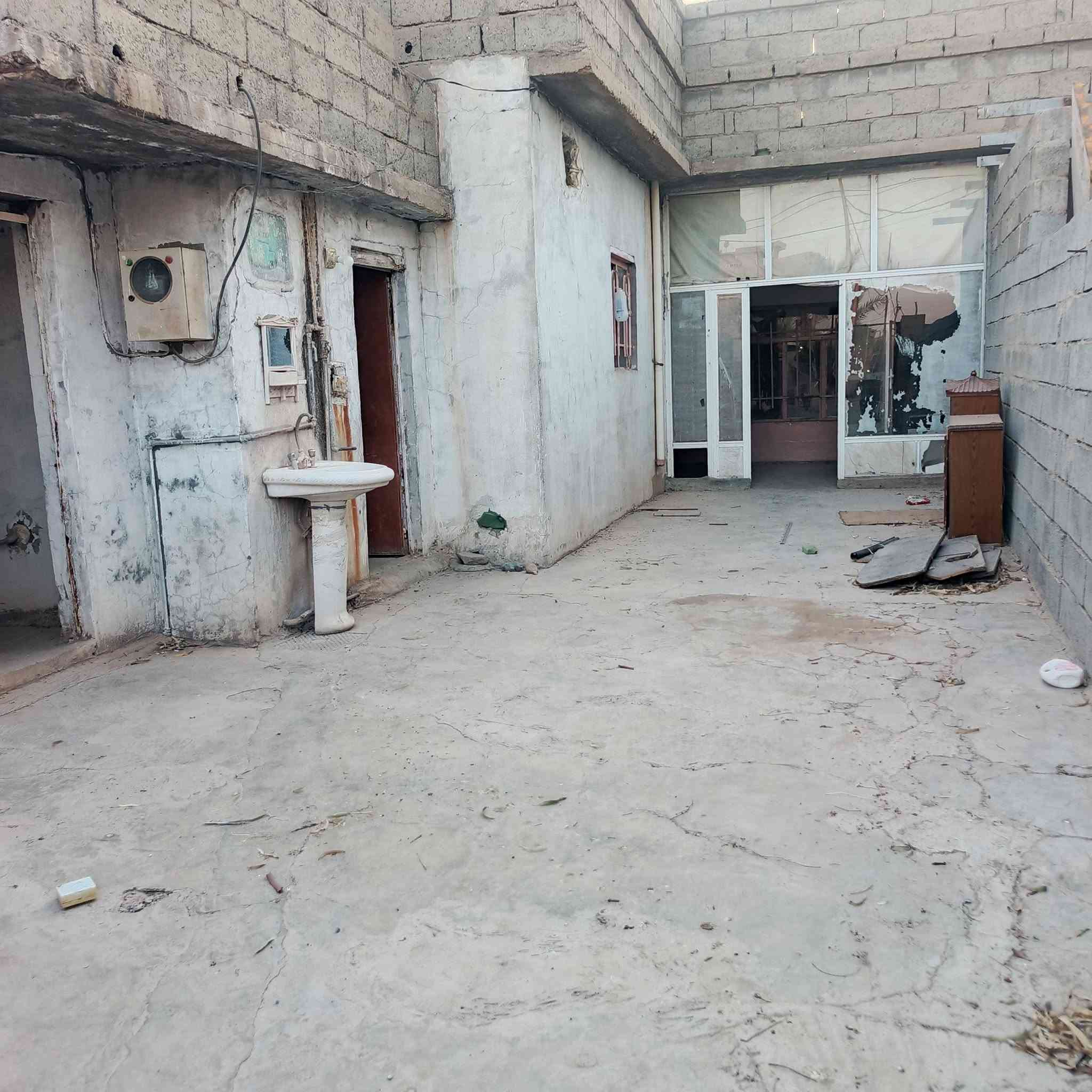 بيت للايجار 150 متر يتكون من غرفتين نوم وحوش و مطبخ
مكانه فيلق قريب فلكة حصو رمل
لستفسار 

***********
