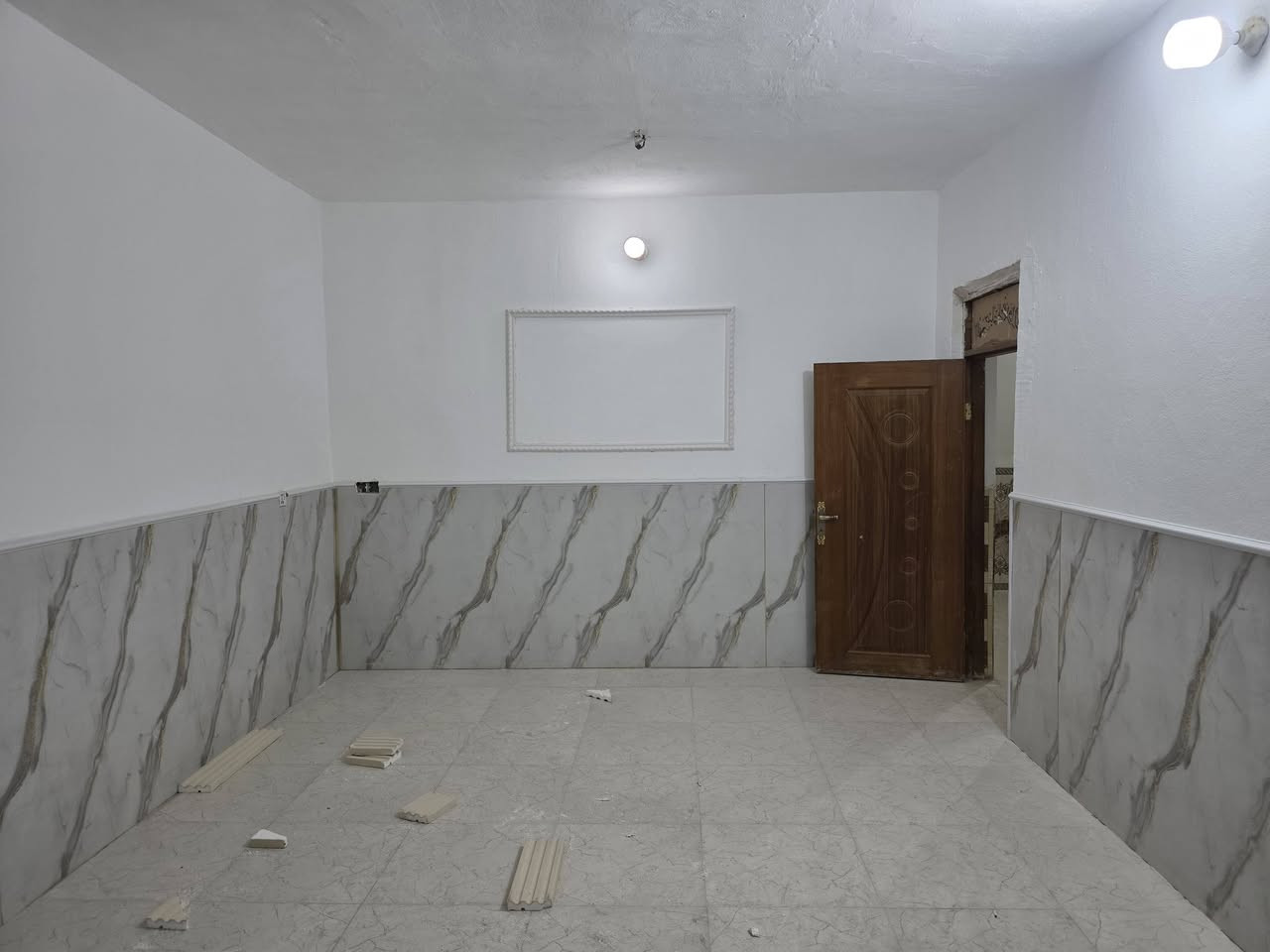 بيت للبيع مساحه ٢٠٠م كوت حي الحكيم شارع بني تميم يبعد عن الشارع العام ٢٠٠م تفاصيل البيت البناء طابوك يحتوي على غرفتين وصاله ومطبخ واستقبال وصحيات وكراج وحديقة السعر ٥٥مليون وبي مجال للاستفسار مراجعه دلاليه احمد السعيدي للاتصال *********** ***********
