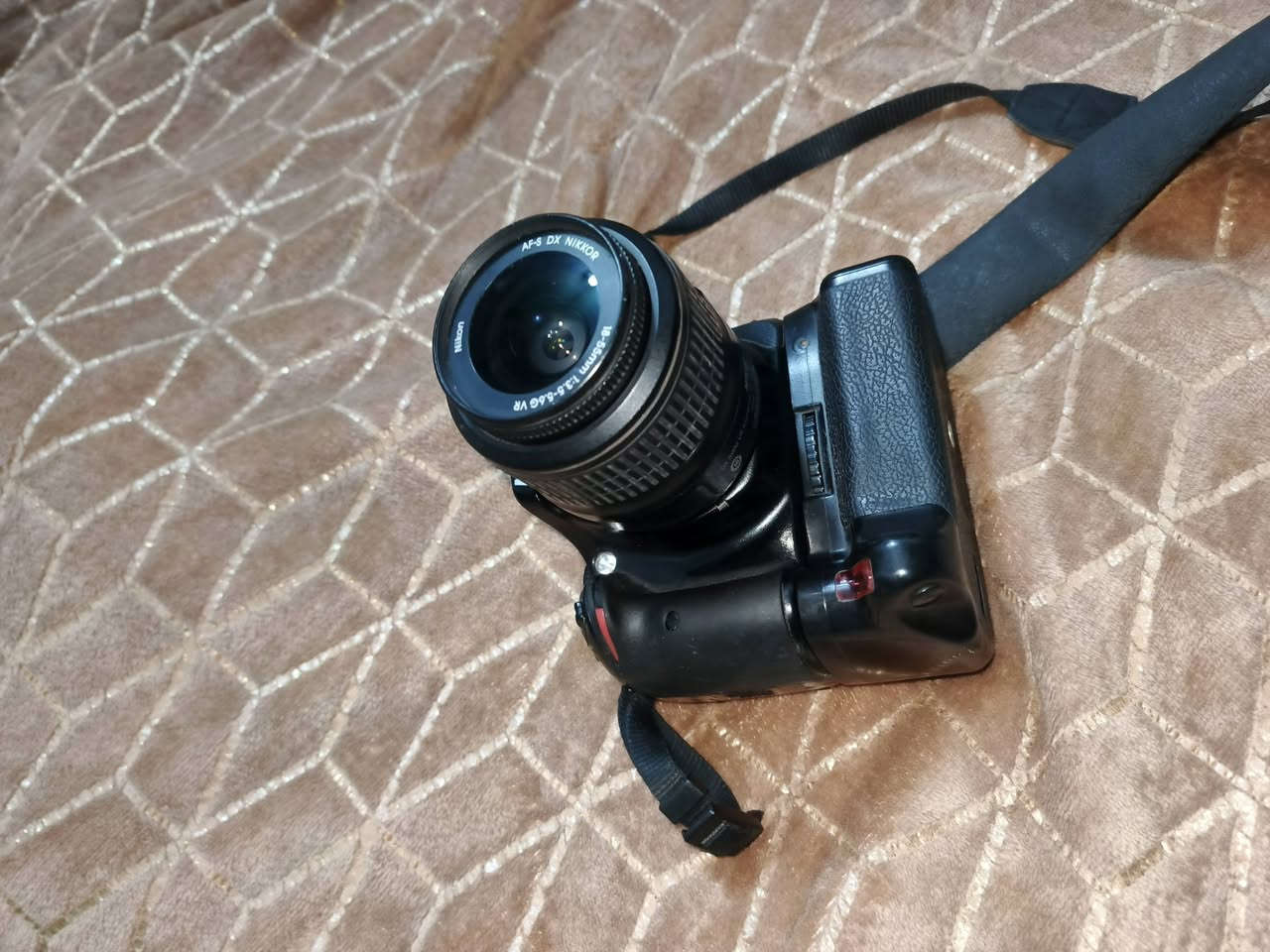 نيكون 5200 • زووم 18/85 • بطارية تعبانه