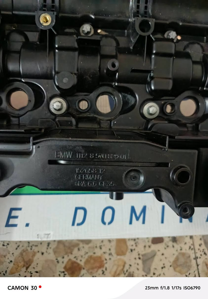 هذه القطعة هي غطاء محرك / غطاء الصمامات (Cylinder Head Cover / Valve Cover) المصنوع من البلاستيك المقوى، والمخصص لمحركات الديزل.
التفاصيل التفصيلية للقطعة:

​اسم القطعة: غطاء صمامات المحرك (غطاء المحرك / Valve Cover).

​رقم القطعة الاصلي (OEM): 11128570828 (موضح في الصورة الثانية: BMW 1112 8 570 828). 

​رمز المحرك: N47 (موضح على اللاصق: N47 F30). 

​السيارات المتوافقة: 

​سيارات BMW المزودة بمحركات الديزل 4 سلندر سعة 2.0 ليتر (محرك N47)، مثل: 

​الفئة الثالثة (3 Series): موديلات F30 / F31 (مثل 318d, 320d).

​الفئة الأولى والثامنة والخامسة (1, 5 Series): E81, E87, F10, F20, F21.

​فئات SUV: X1 (E84), X3 (F25).

​تتماشى مع موديلات تصنيع بين اعوام 2010 - 2015 تقريباً

هذه القطعة هي غطاء محرك / غطاء الصمامات (Cylinder Head Cover / Valve Cover) المصنوع من البلاستيك المقوى، والمخصص لمحركات الديزل.

نص مكتوب في الصور:
- CAMON 30
- 23mm f/1.8 1/20s ISO5662
- CAMON 30 • 23mm f/1.8 1/20s ISO4659
- CAMON 30 23mm f/1.8 1/20s ISO5431