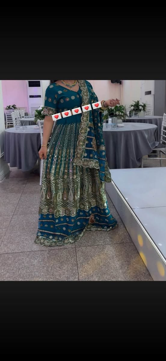 فستان قياس 38-40
السعر 75 
زي هندي مع سيت اكسسوارات هنديه 
يلبس قياس 38-40-42 
 السعر 75 
عنوان بغداد
