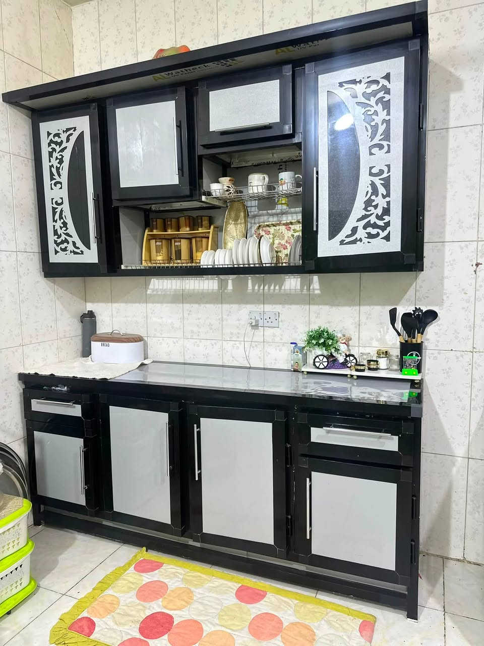كاونتر مطبخ ألمنيوم أسود وفضي (فوقاني + سفلاني مع طبقية صحون) للبيع 
 الحالة: بحالة الجديد ونظيف جداً بدون أي شطوب أو كسر.
 السعر: [ا350]
 المكان: [النجف]
 للتواصل: مراسلة الخاص أو عبر الواتساب [***********].

