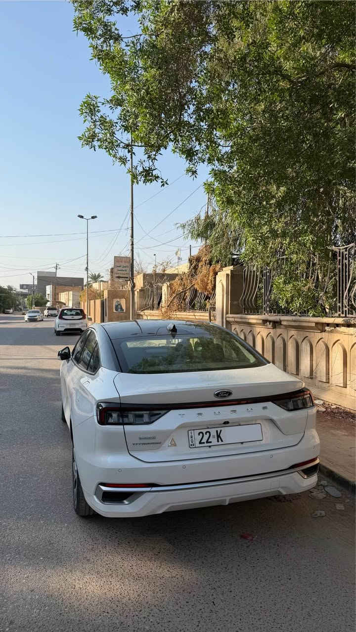 ٢٠٢٤ فورد تورس فئة تيتانيوم خليجي وكالة القاصد 
مواصفات السيارة 
* المحرك: 2.0L EcoBoost Turbo
* 4 سلندر
* القوة: 232 حصان.
* العزم: 382 Nm
* القير: أوتوماتيك 8 سرعات
* الدفع: أمامي FWD
* أوضاع القيادة: Normal / Sport / Eco
* خزان الوقود: 66 لتر
* ويل 19
* مقعد السائق كهربائي 10 اتجاهات
* مقعد الراكب الأمامي كهربائي 6 اتجاهات
* مكيف Dual Zone.
* إضاءة داخلية Ambient متعددة الألوان
* مرآة داخلية Auto-Dimming
* تشغيل ودخول بدون مفتاح
* نظام SYNC 4.
* Apple CarPlay.
* Android Auto.
* شاشة عدادات رقمية 8 إنش
* حساسات امامية وخلفية
* نظام النقطة العمياء 
* مانع الاصطدام الامامي
* مثبت سرعة تفاعلي 
* المحافظة على المسار
* سقف بانورامي 

حادث السيارة
- pdr ربع الجاملغ الامامي وحافة البنيد وصبغ على كد المكان 
- pdr بالجاملغ الخلفي جهة الراكب بس زغير جداً والضربة صايرة بالدعامية الخلفية
-  ضربة خفيفة بالباب خلف السائق
السعر ٢٣٠ وبيها مجال 
للتواصل خاص او واتساب *********** كربلاء, العراق
